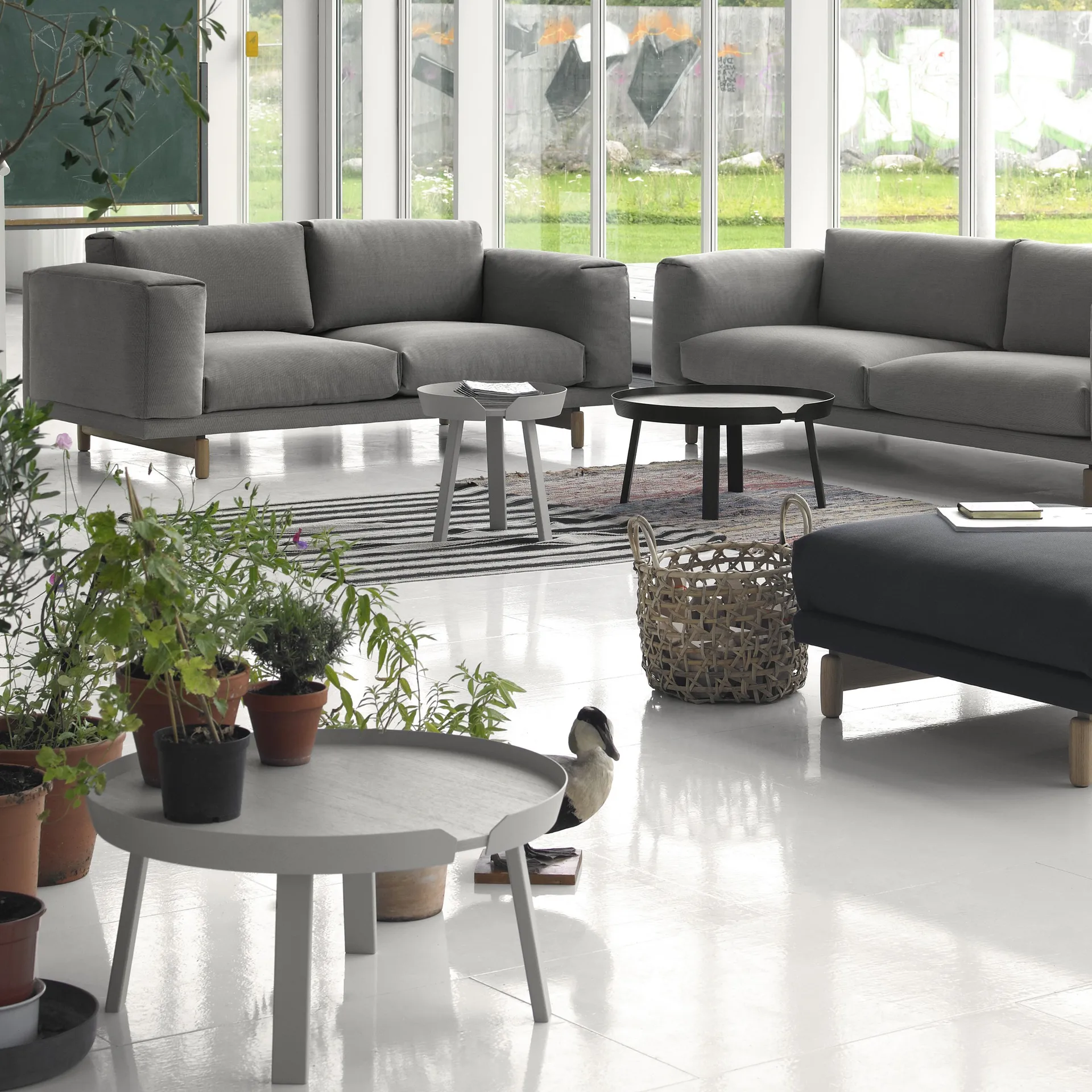 Around τραπέζι μεγάλο, Black Muuto