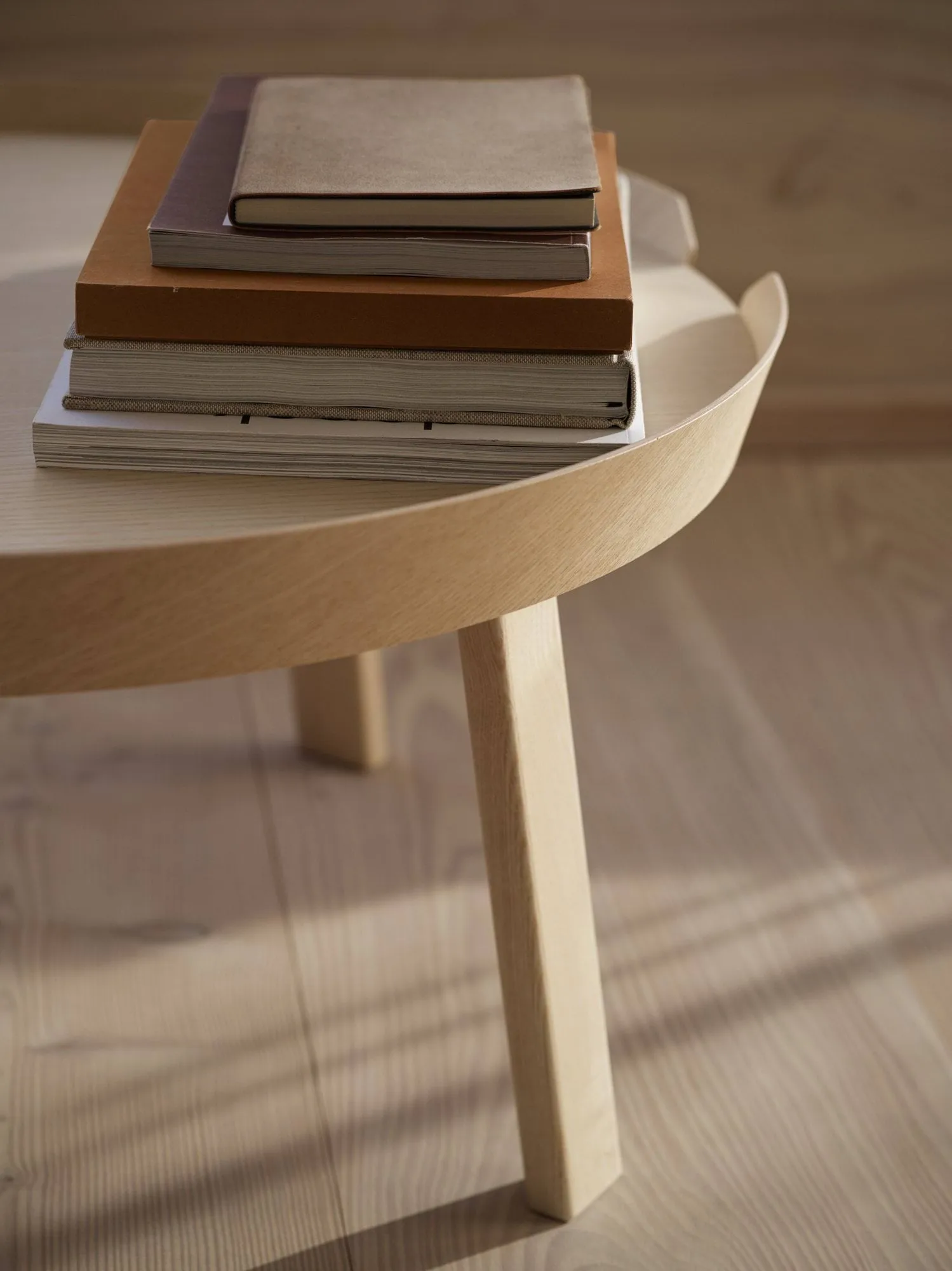 Around τραπέζι μεγάλο, Oak Muuto