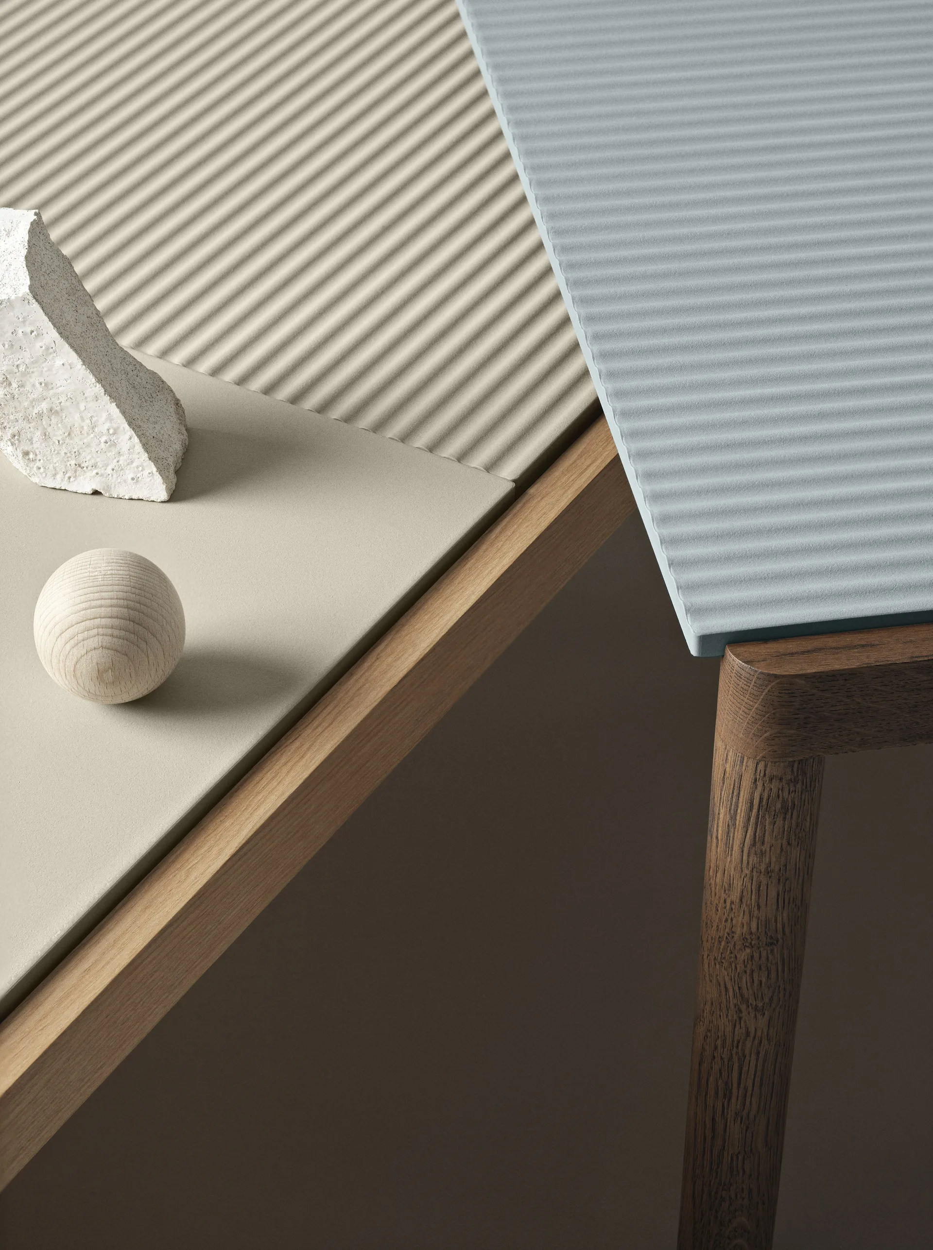 Couple 1 Wavy Τραπεζάκι σαλονιού 40x84x40 cm, Pale blue-dark oiled oak Muuto