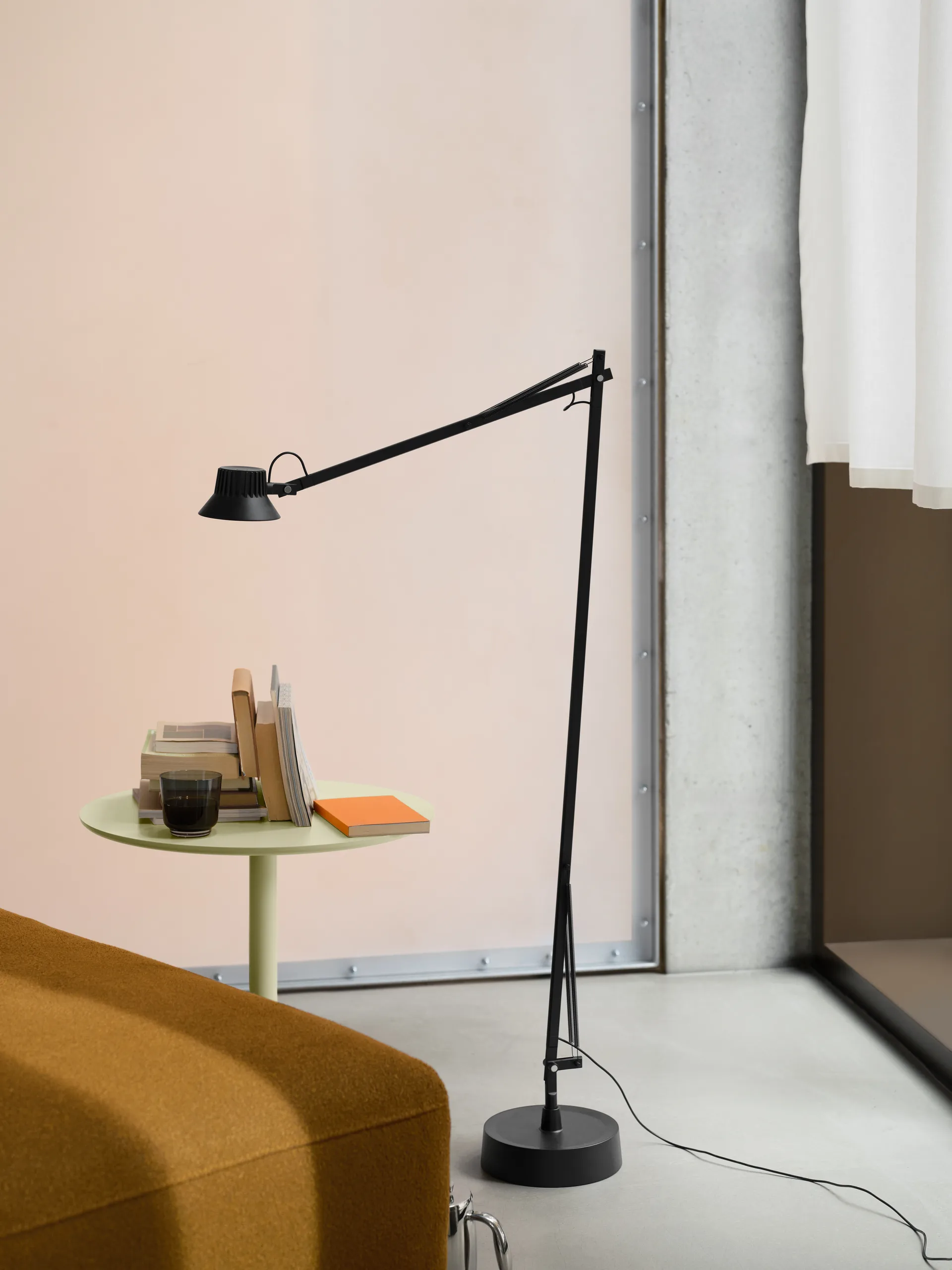 Dedicate επιδαπέδια λάμπα, Black, 112 εκ. Muuto
