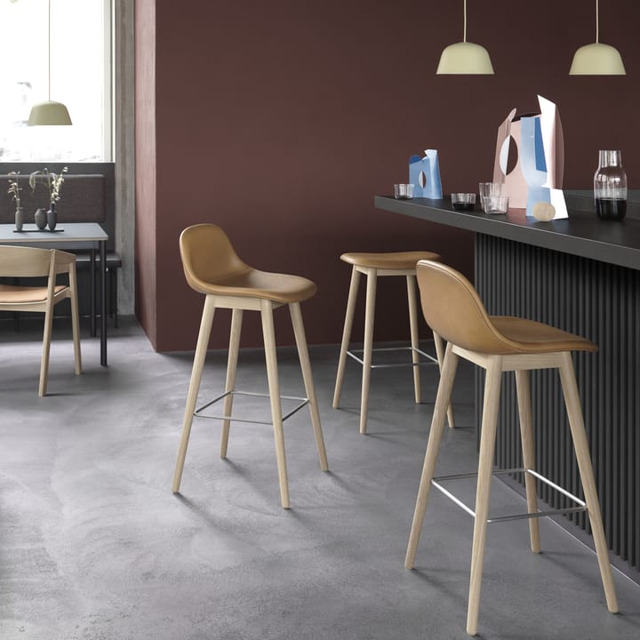 Σκαμπό μπαρ Fiber με πλάτη 65 cm, Ύφασμα twill weave 990 σκούρο πράσινο-καστανόχρωμη δρυός-χαμηλός Muuto