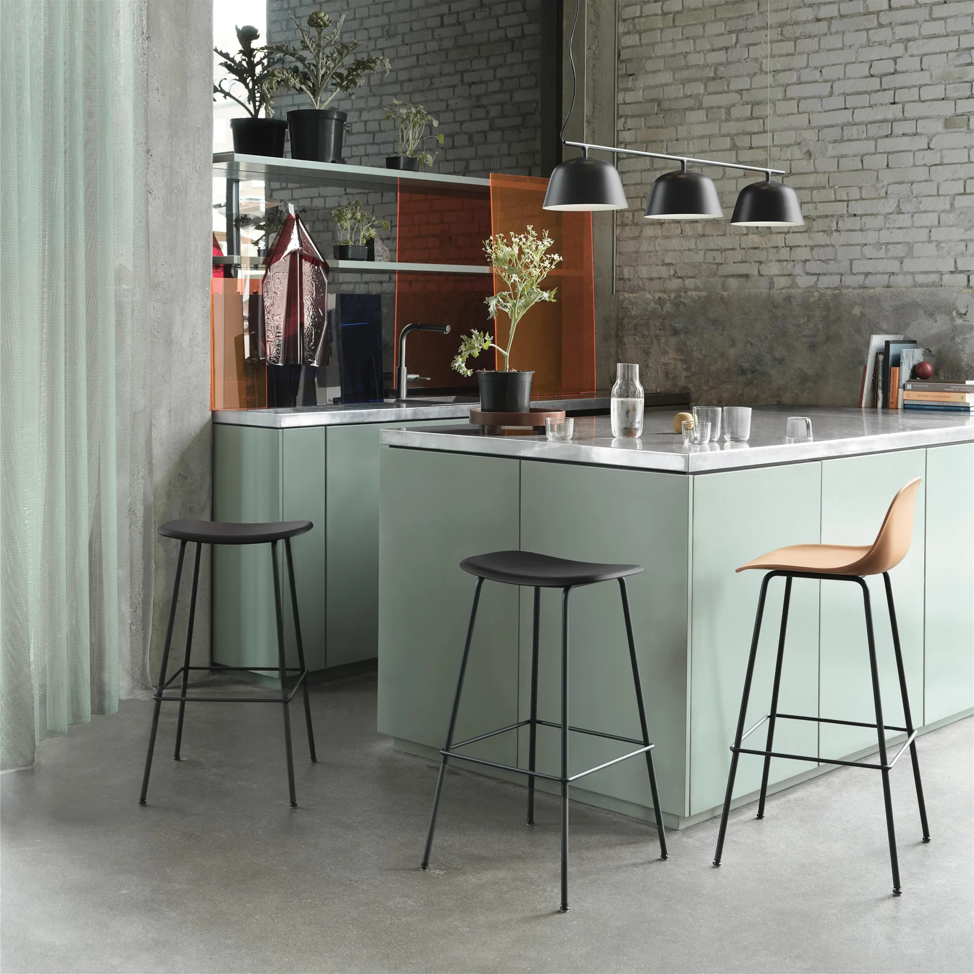 Fiber Tube καρέκλα με πλάτη 65 Cm, Ochre-Black (plastic) Muuto