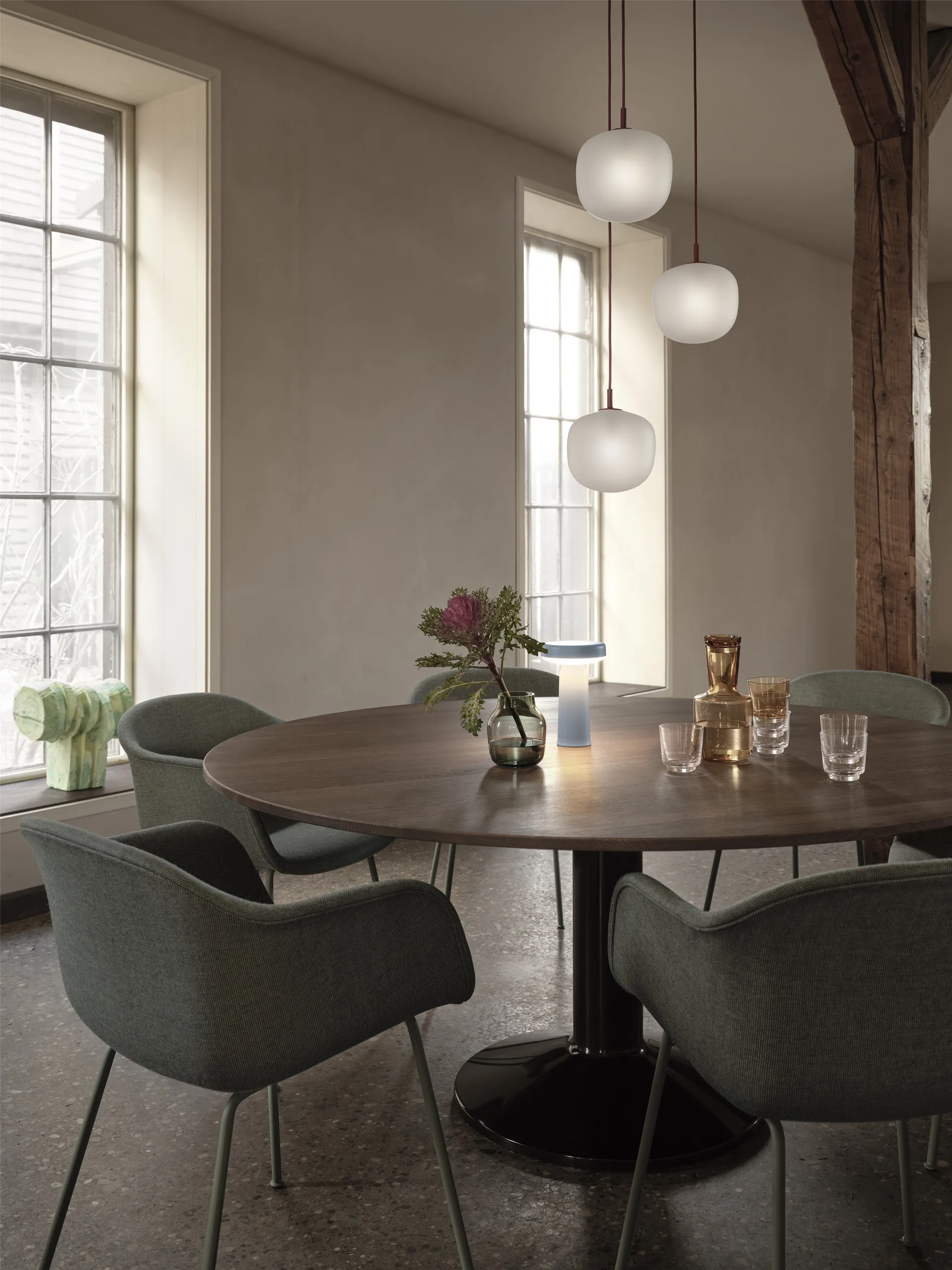 Midst τραπέζι βάθρο Ø160 cm, Dark Oiled Oak-Black Muuto