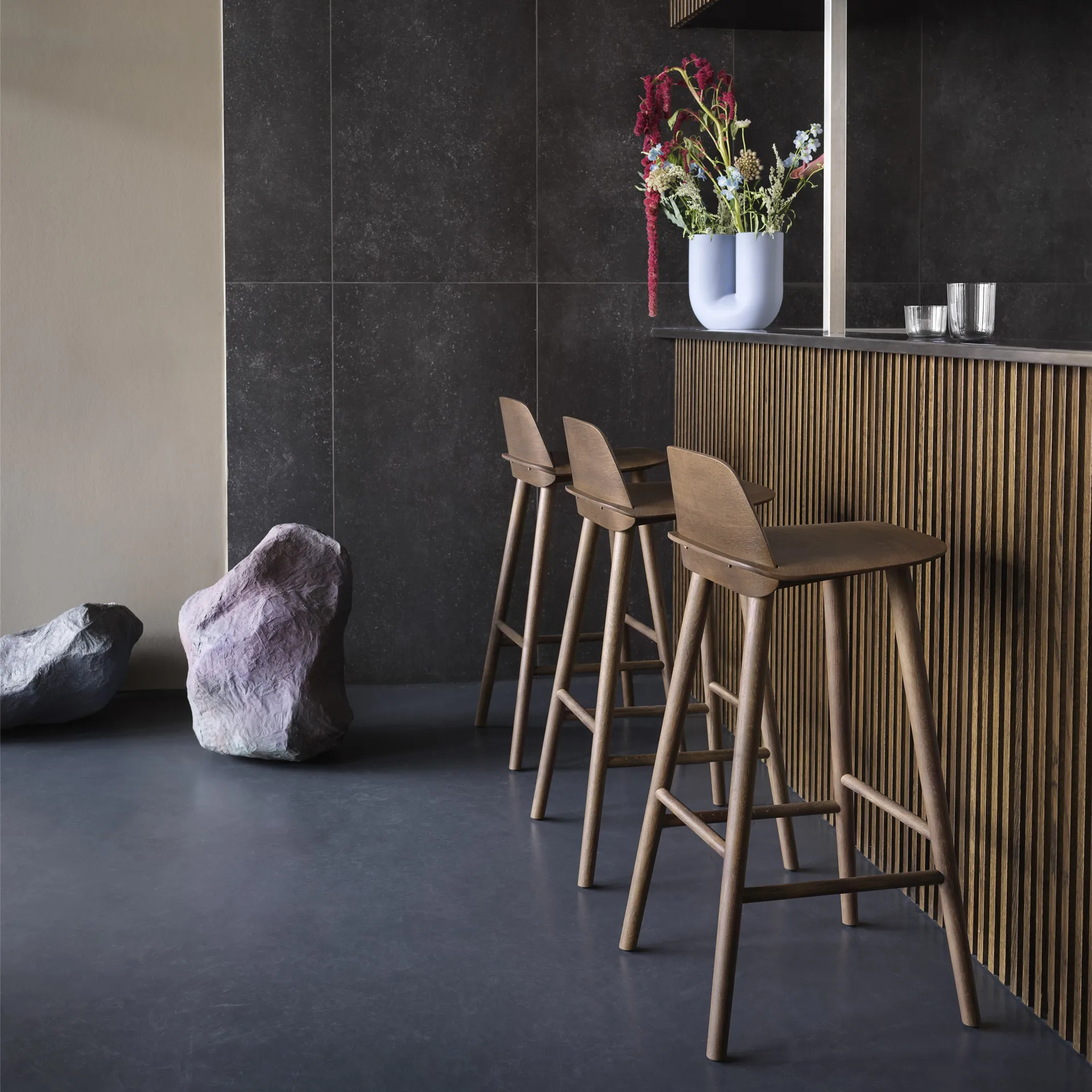 Nerd σκαμπό 65 cm, Βαμμένο σκούρο καφέ Muuto