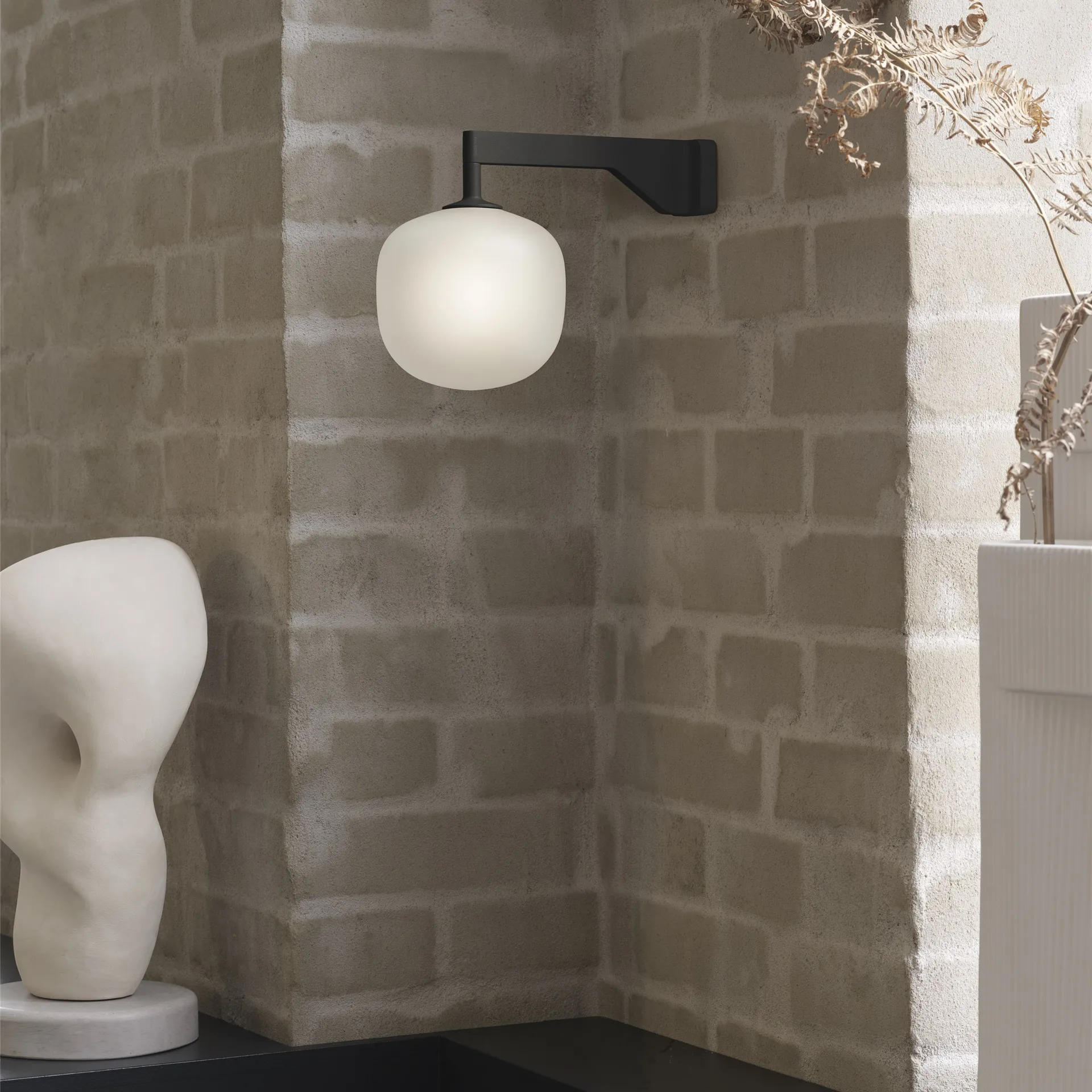 Rime φωτιστικό τοίχου, Μαύρο Muuto