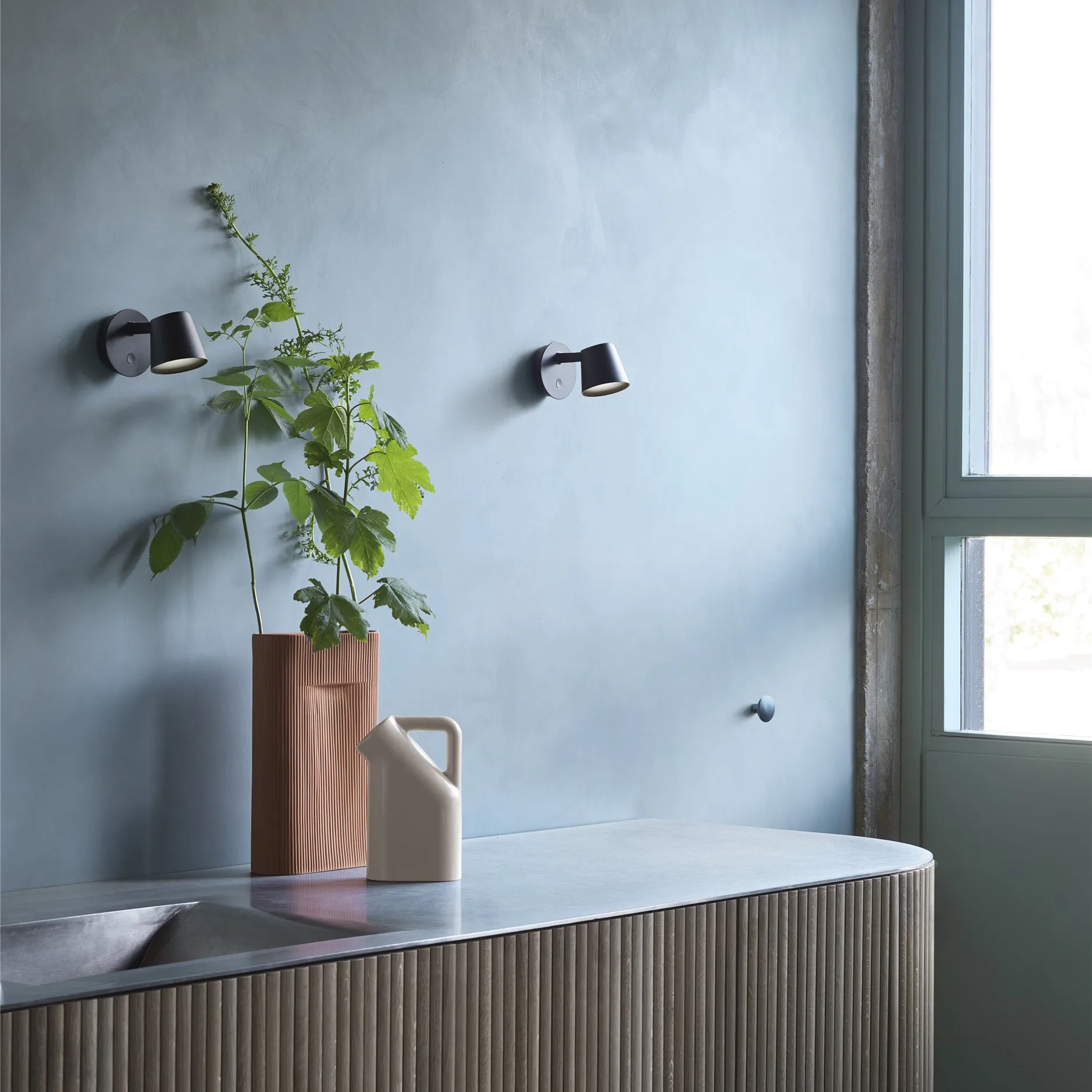 Tip φωτιστικό τοίχου, μαύρο Muuto