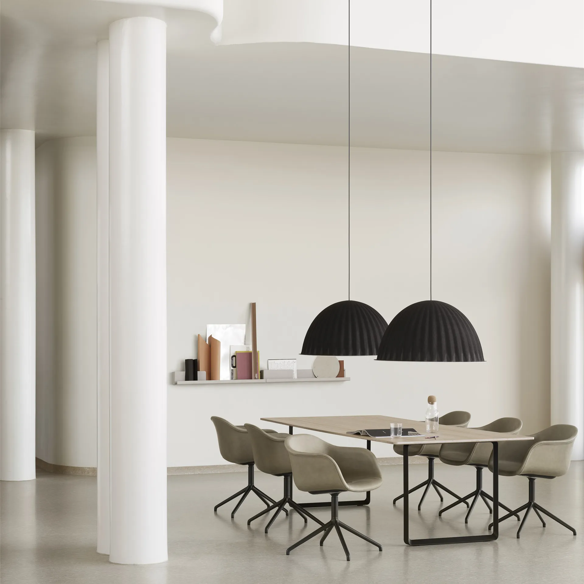 Under the Bell φωτιστικό οροφής Ø 82 cm, μαύρο Muuto