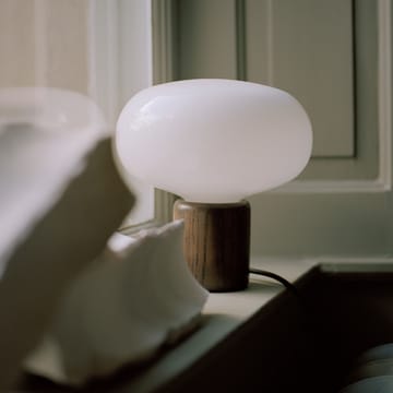 Karl-Johan επιτραπέζιο φωτιστικό - Καπνισμένη δρυς-λευκή οπαλίνα - New Works