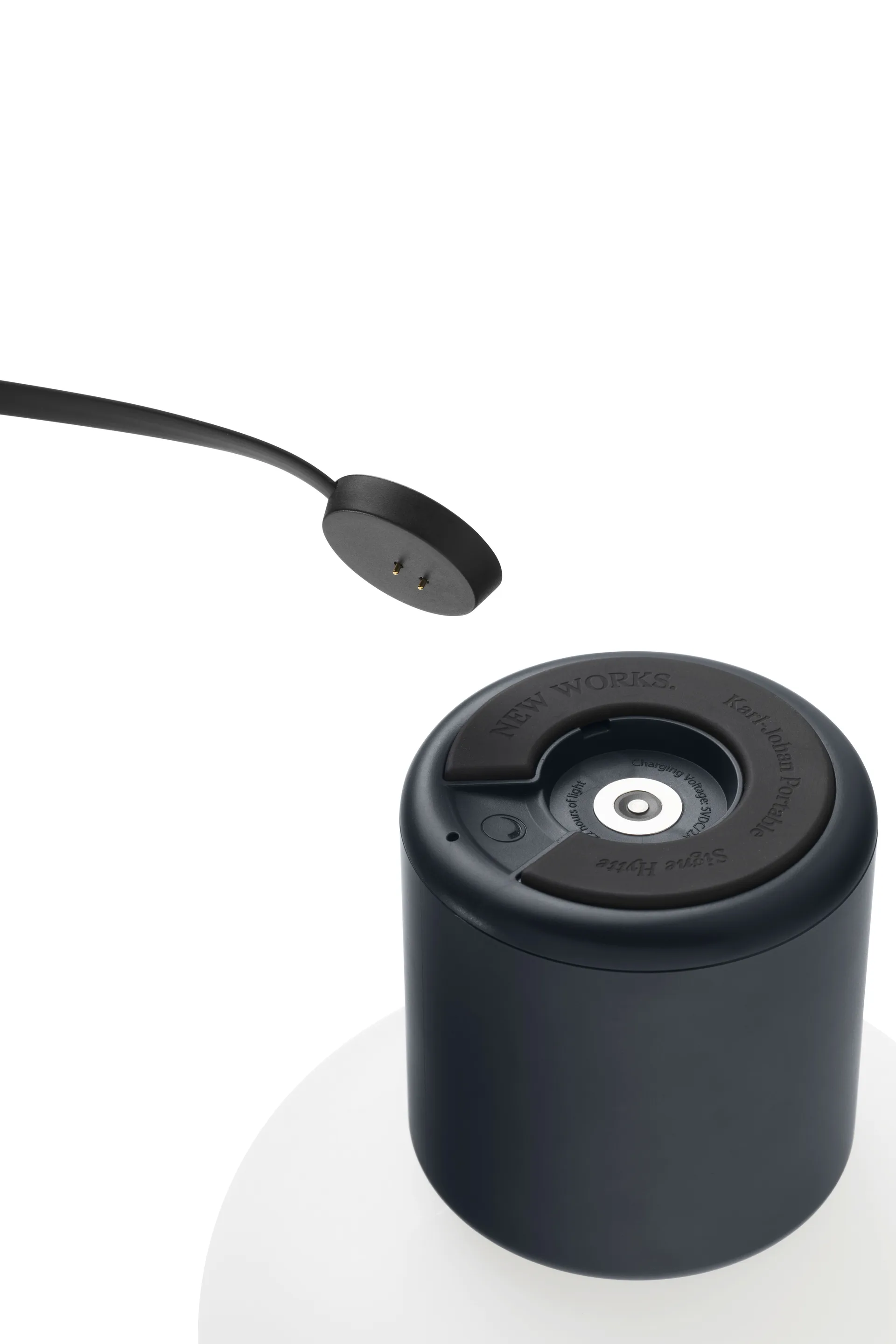 Φορητό επιτραπέζιο φωτιστικό Karl-Johan, Cold black New Works