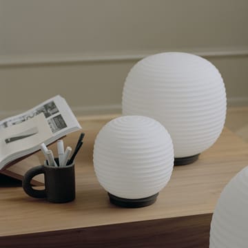 Lantern Globe επιτραπέζιο φωτιστικό μικρό - Παγωμένο λευκό οπαλίνα - New Works