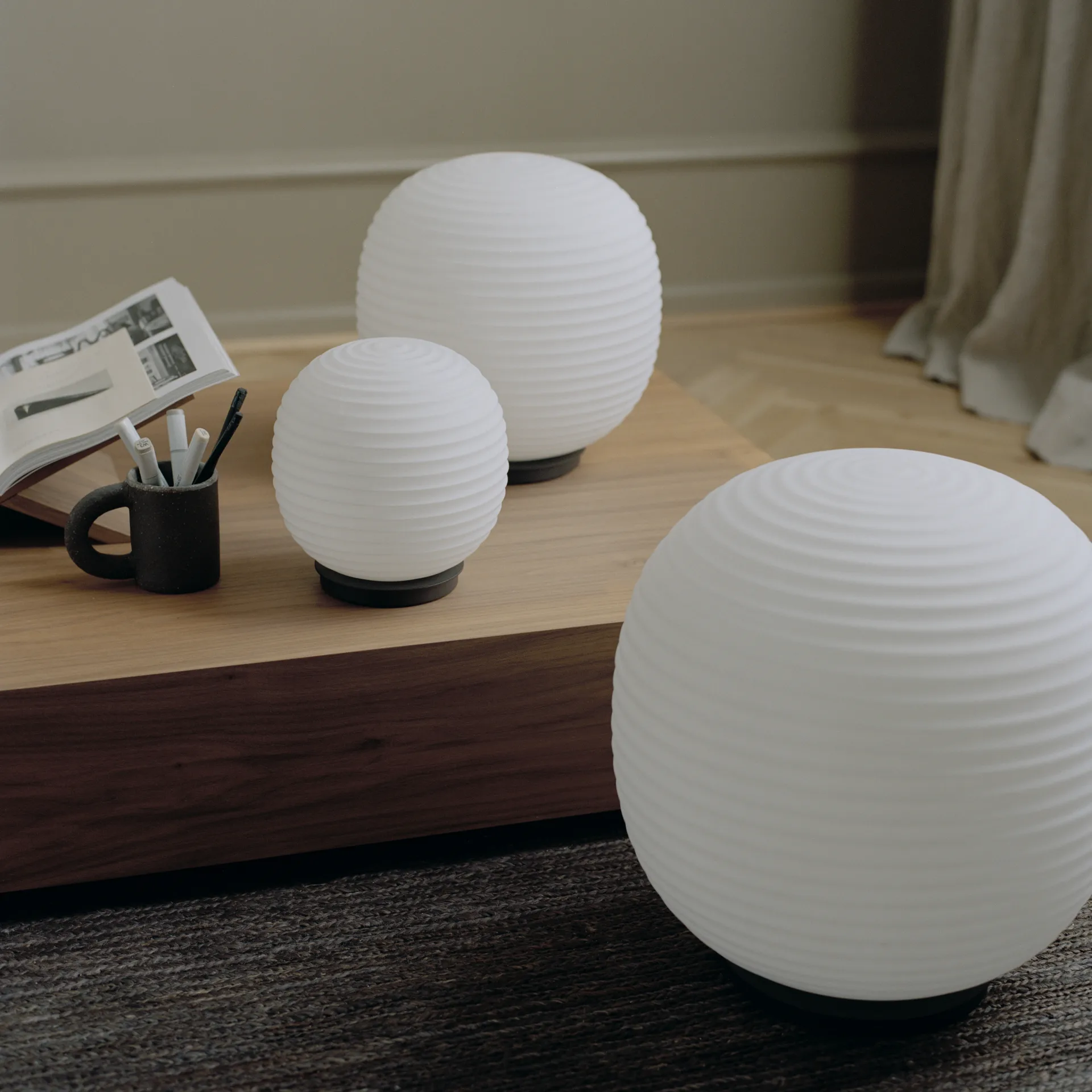 Lantern Globe φωτιστικό δαπέδου μεγάλο, Παγωμένο λευκό οπαλίνα New Works