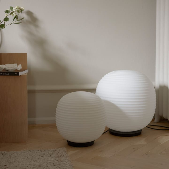 Lantern Globe φωτιστικό δαπέδου μεγάλο, Παγωμένο λευκό οπαλίνα New Works