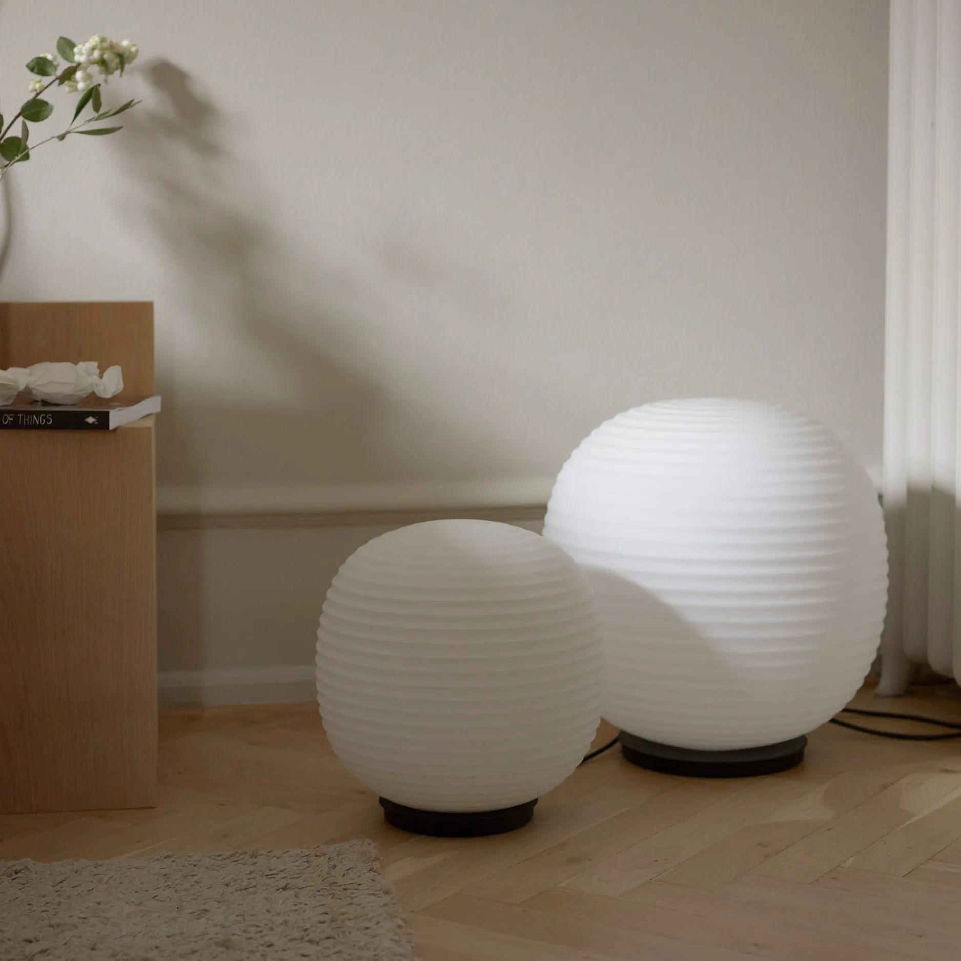 Lantern Globe επιτραπέζιο φωτιστικό μεσαίο, Παγωμένο λευκό οπαλίνα New Works