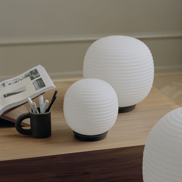 Lantern Globe επιτραπέζιο φωτιστικό μεσαίο, Παγωμένο λευκό οπαλίνα New Works