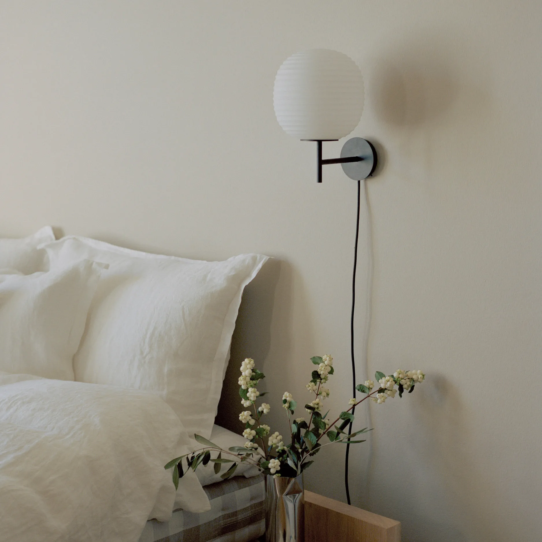 Lantern φωτιστικό τοίχου μικρό, Παγωμένο λευκό οπαλίνα New Works