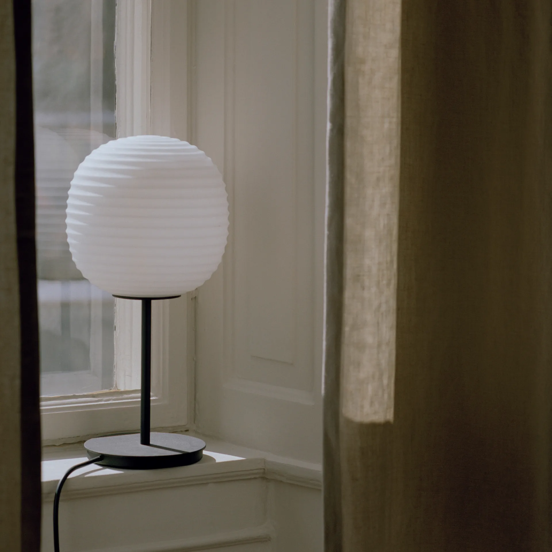 Lantern επιτραπέζιο φωτιστικό μικρό, Παγωμένο λευκό οπαλίνα New Works