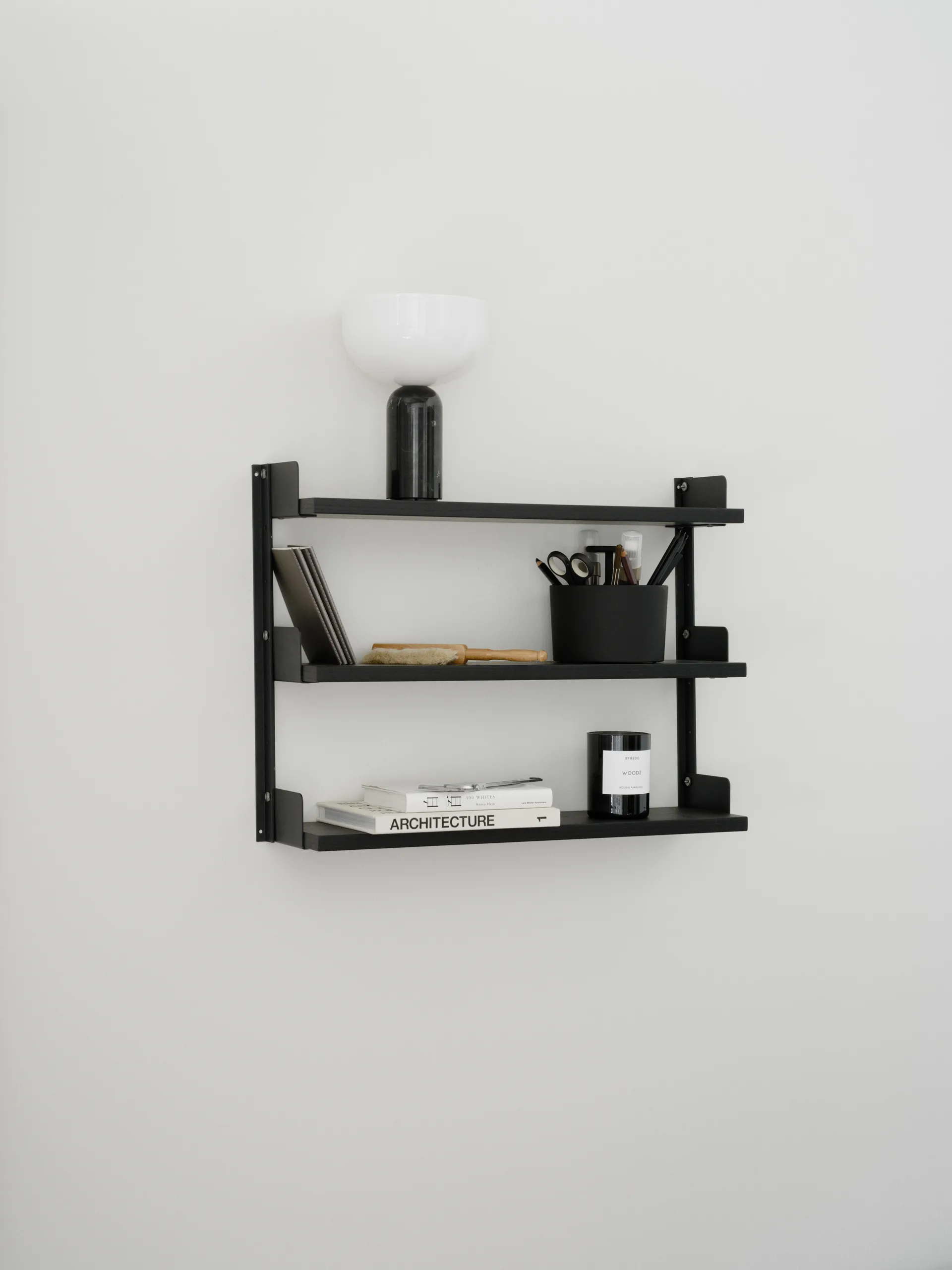 New Works Tea Shelf ράφι τοίχου 46x62,5 εκ, Μαύρη τέφρα New Works