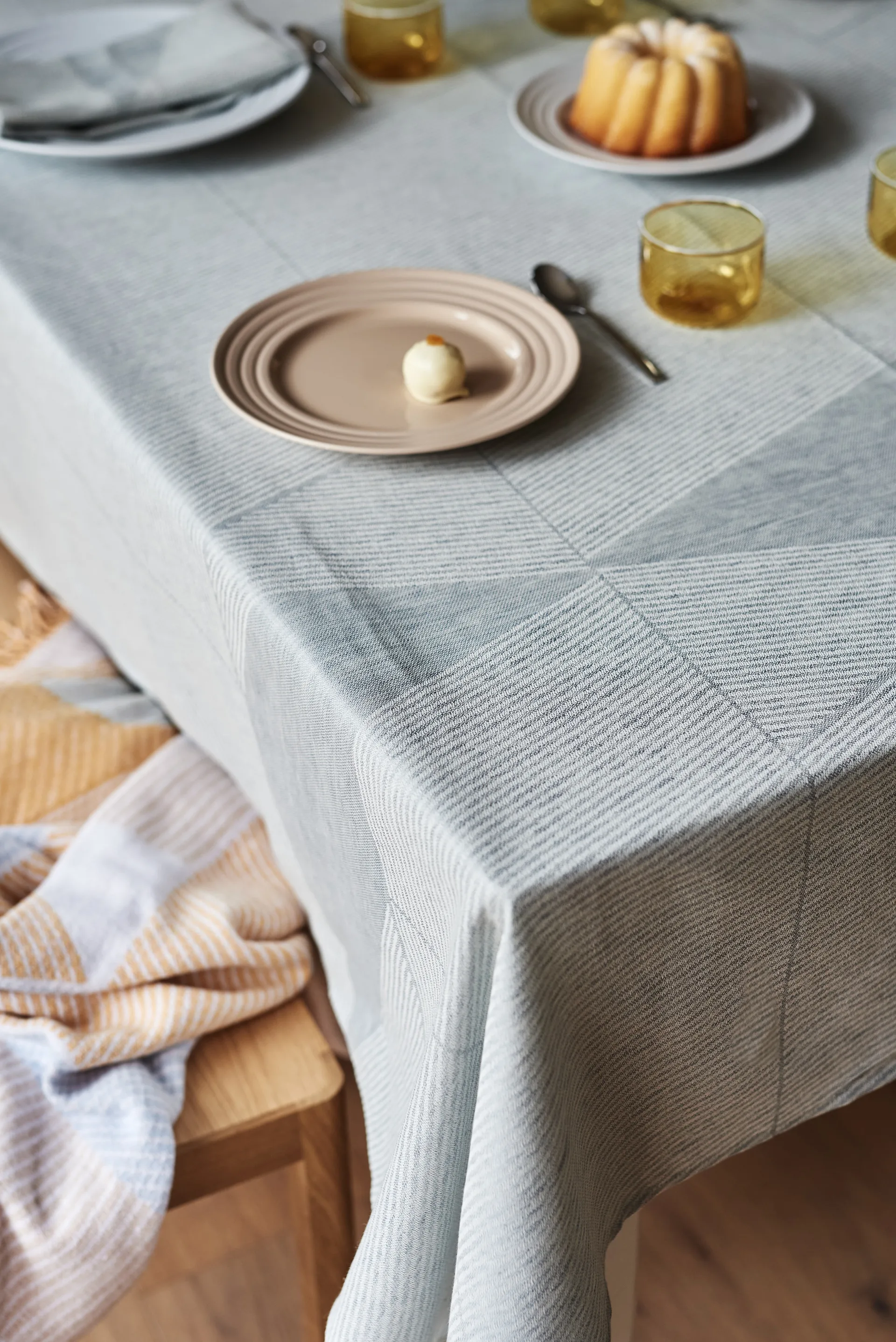 Γεωμετρικό τραπεζομάντιλο 147x250 cm, Μπλε-λευκό NJRD