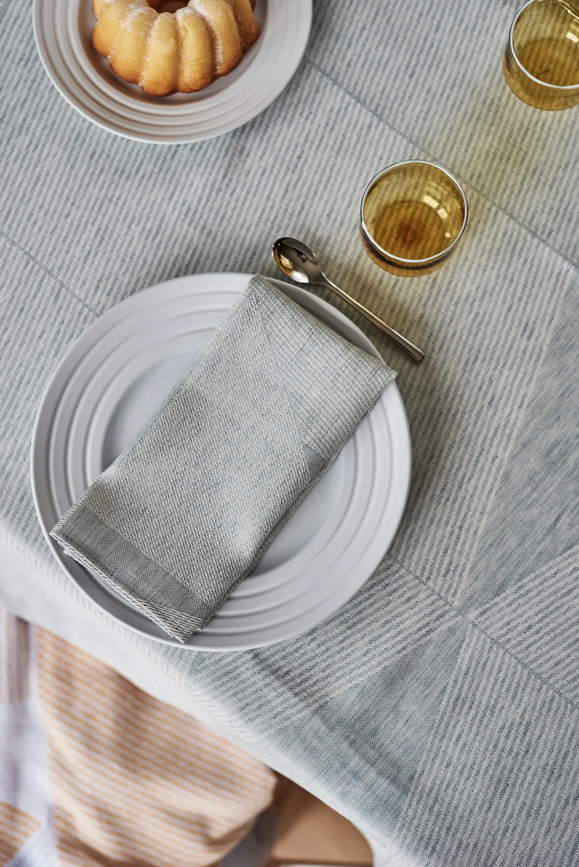 Γεωμετρικό τραπεζομάντιλο 147x250 cm, Μπλε-λευκό NJRD