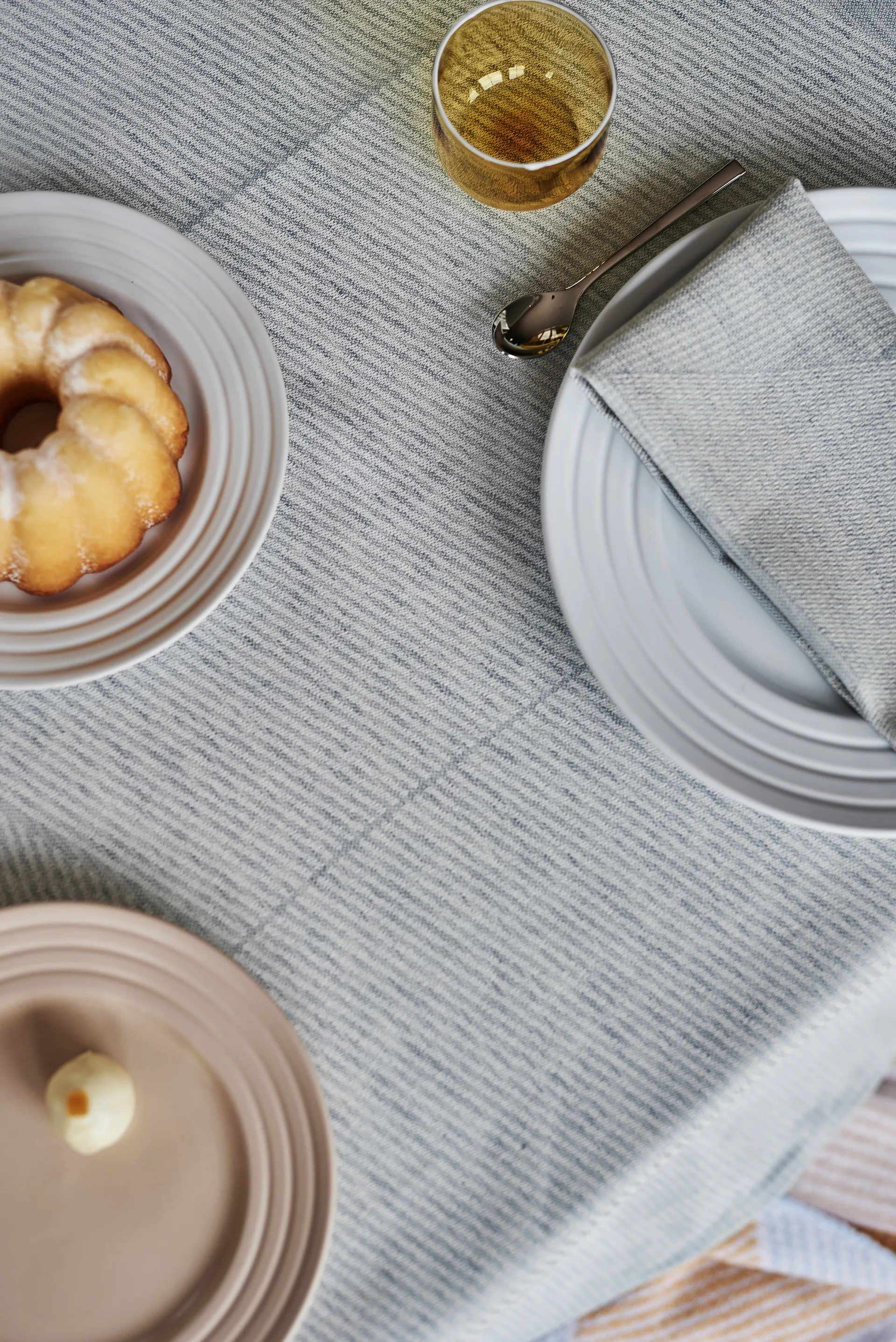 Γεωμετρικό τραπεζομάντιλο 147x250 cm, Μπλε-λευκό NJRD