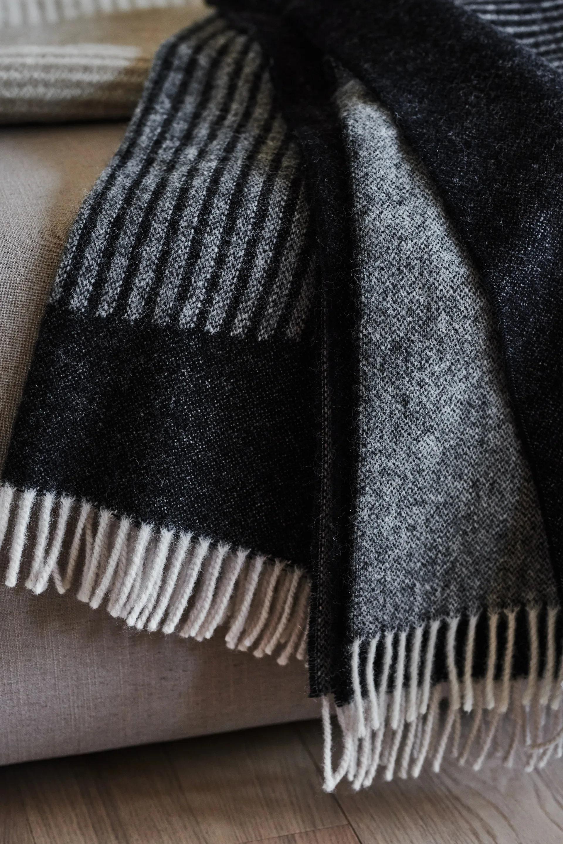 Circles μάλλινο ριχτάρι 130x185 cm, Μαύρο NJRD