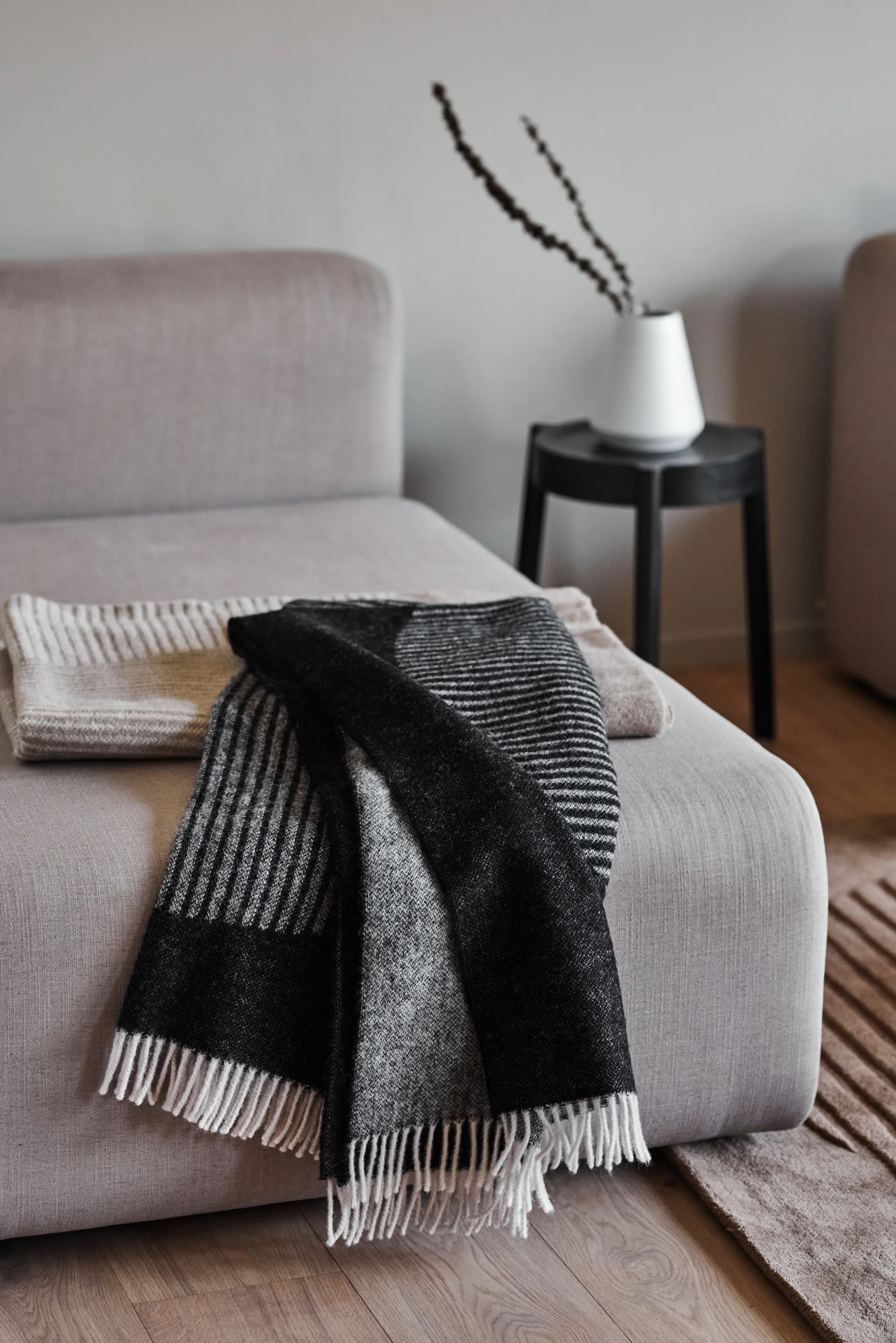 Circles μάλλινο ριχτάρι 130x185 cm, Μαύρο NJRD