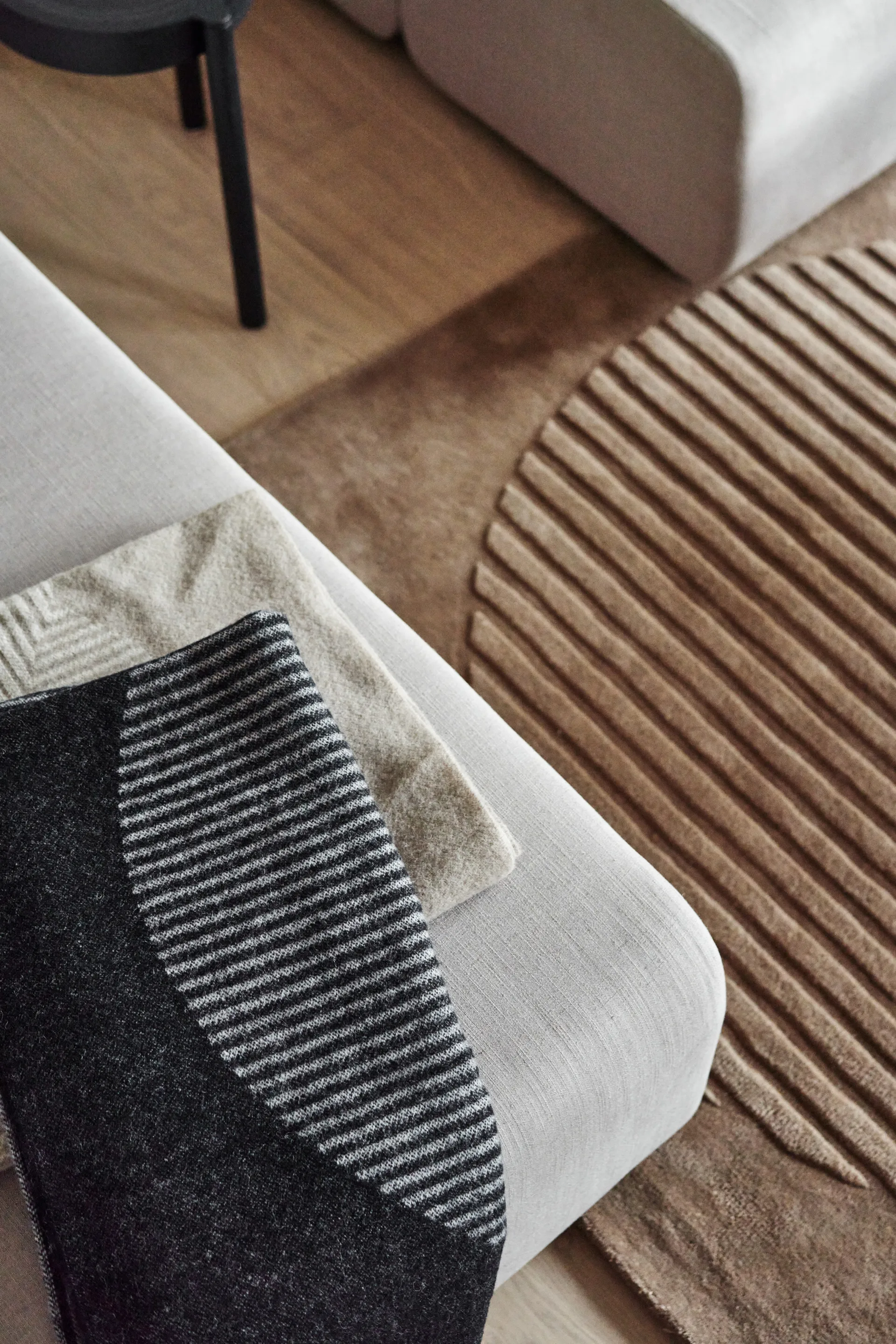 Circles μάλλινο ριχτάρι 130x185 cm, Μαύρο NJRD