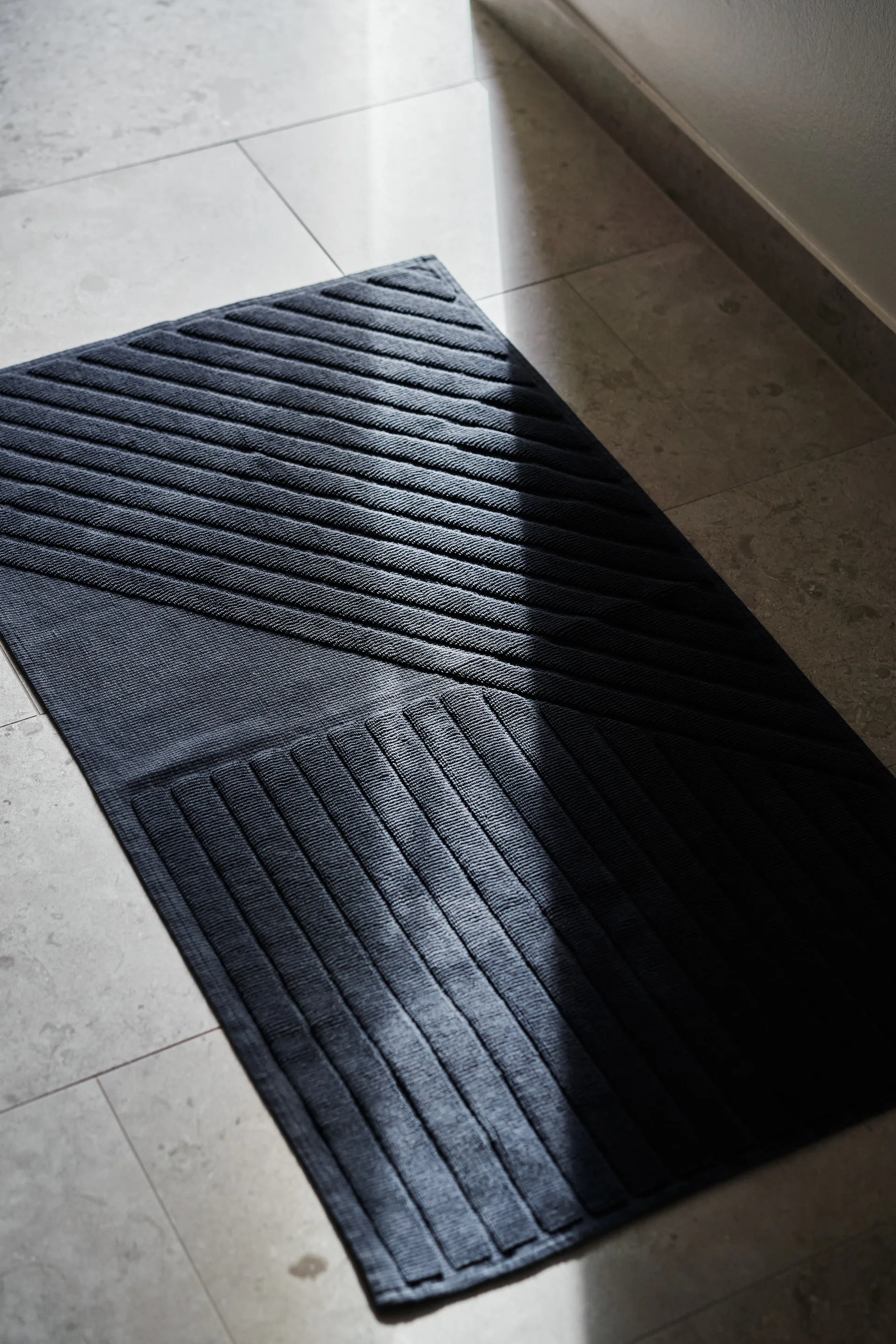 Stripes χαλάκι μπάνιου 50x90 cm, Μπλε NJRD