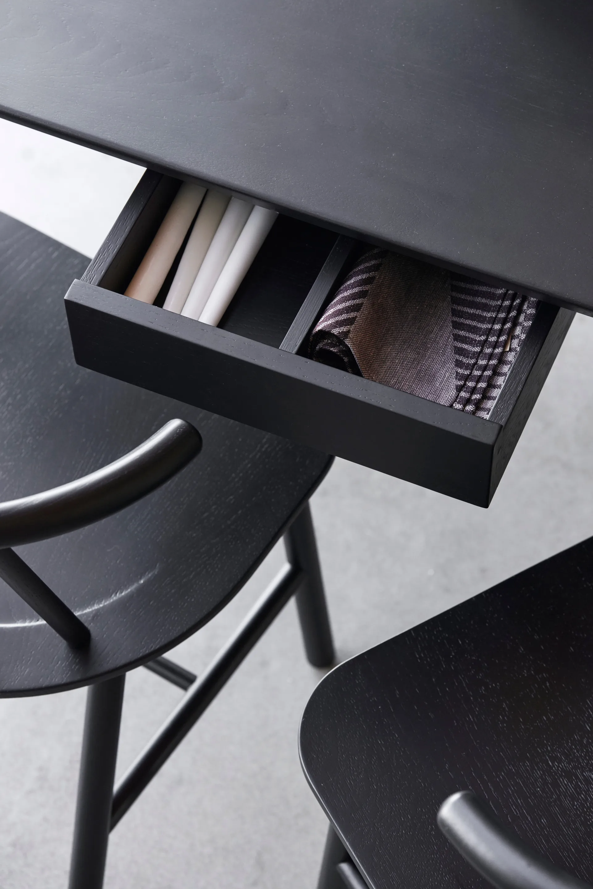 VIOR τραπεζαρία 90x200 cm, Μαύρη λακαρισμένη δρυς NJRD