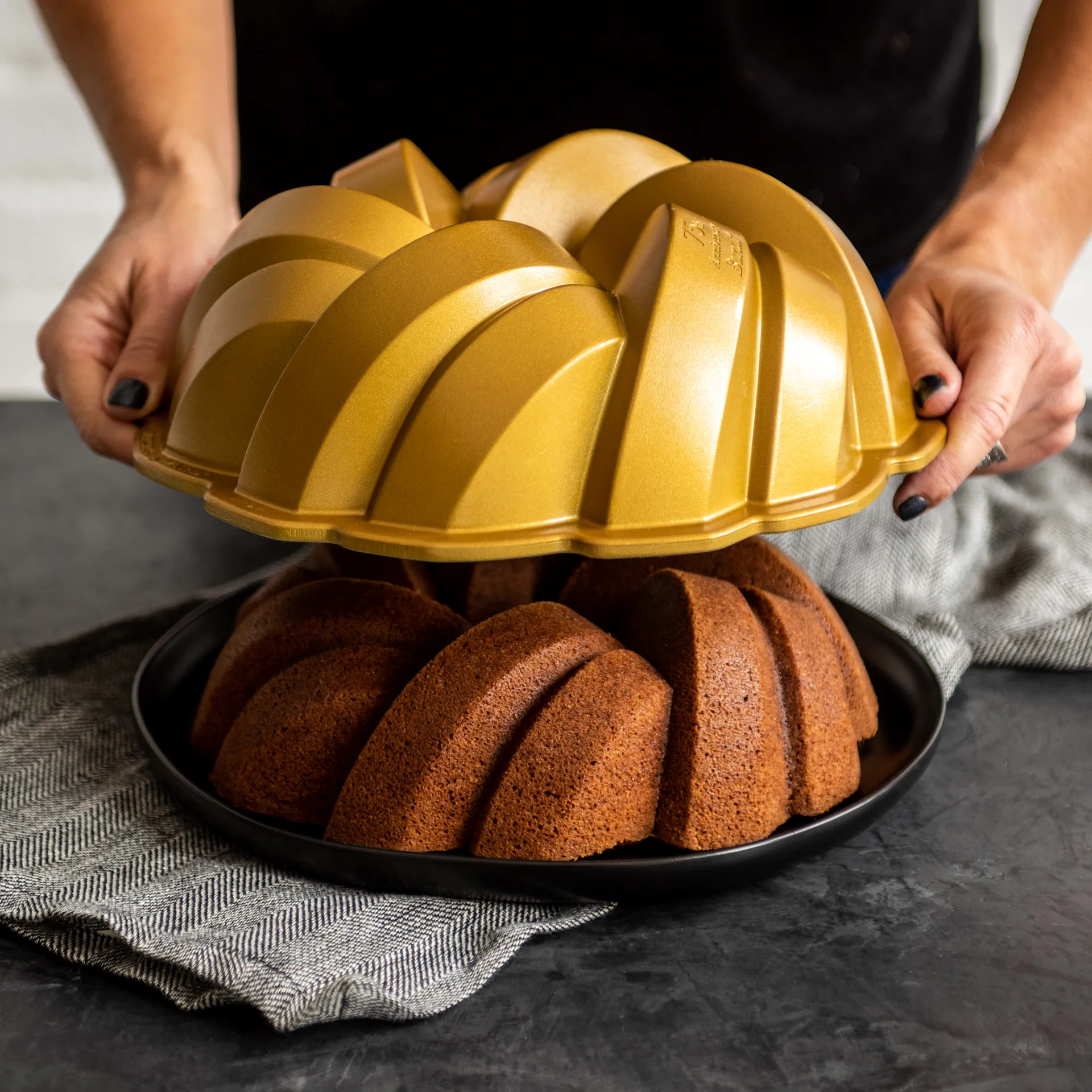 Nordic Ware 75th anniversary braided bundt φόρμα ψησίματος, 2,4 L Nordic Ware