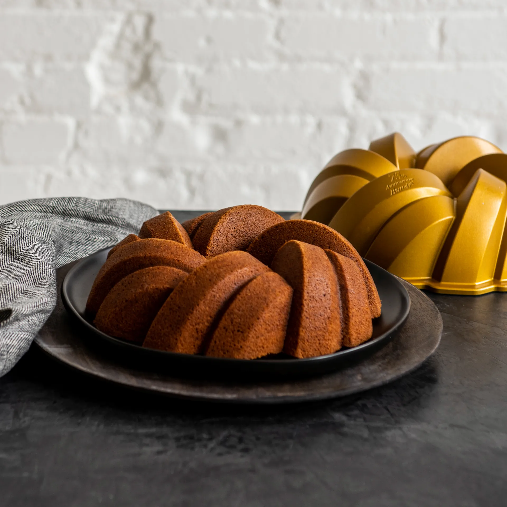 Nordic Ware 75th anniversary braided bundt φόρμα ψησίματος, 2,4 L Nordic Ware