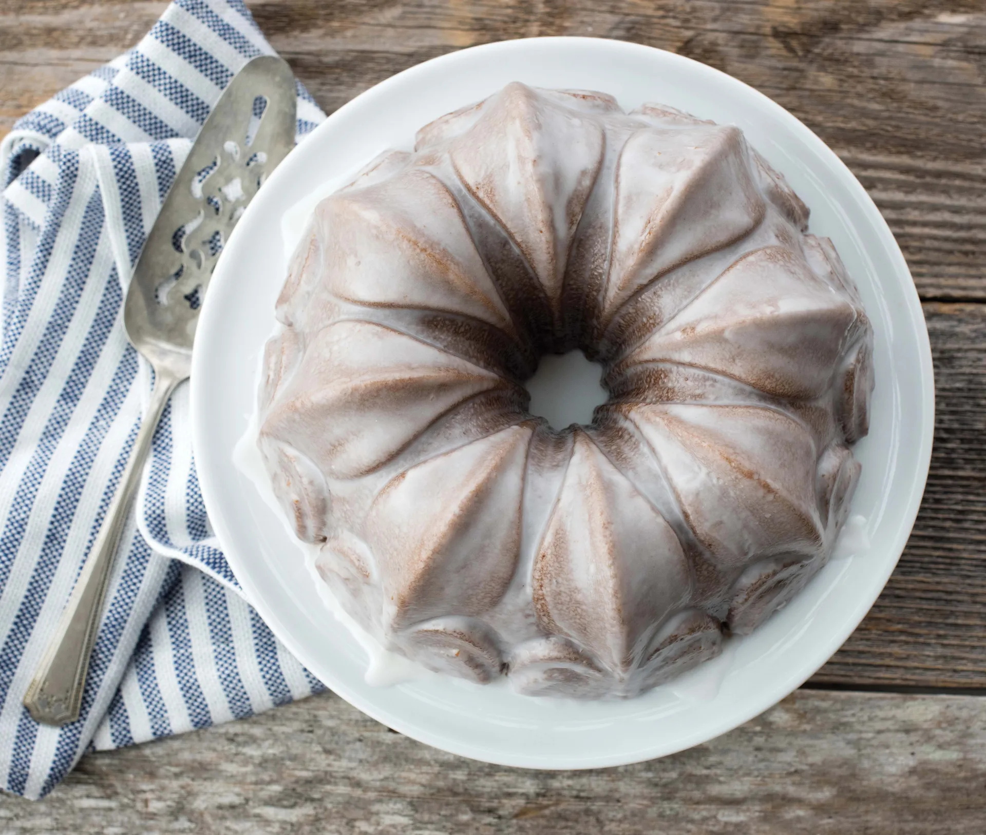 Nordic Ware Fleur De Lis Bundt - bundt φόρμα, 2,4 L Nordic Ware