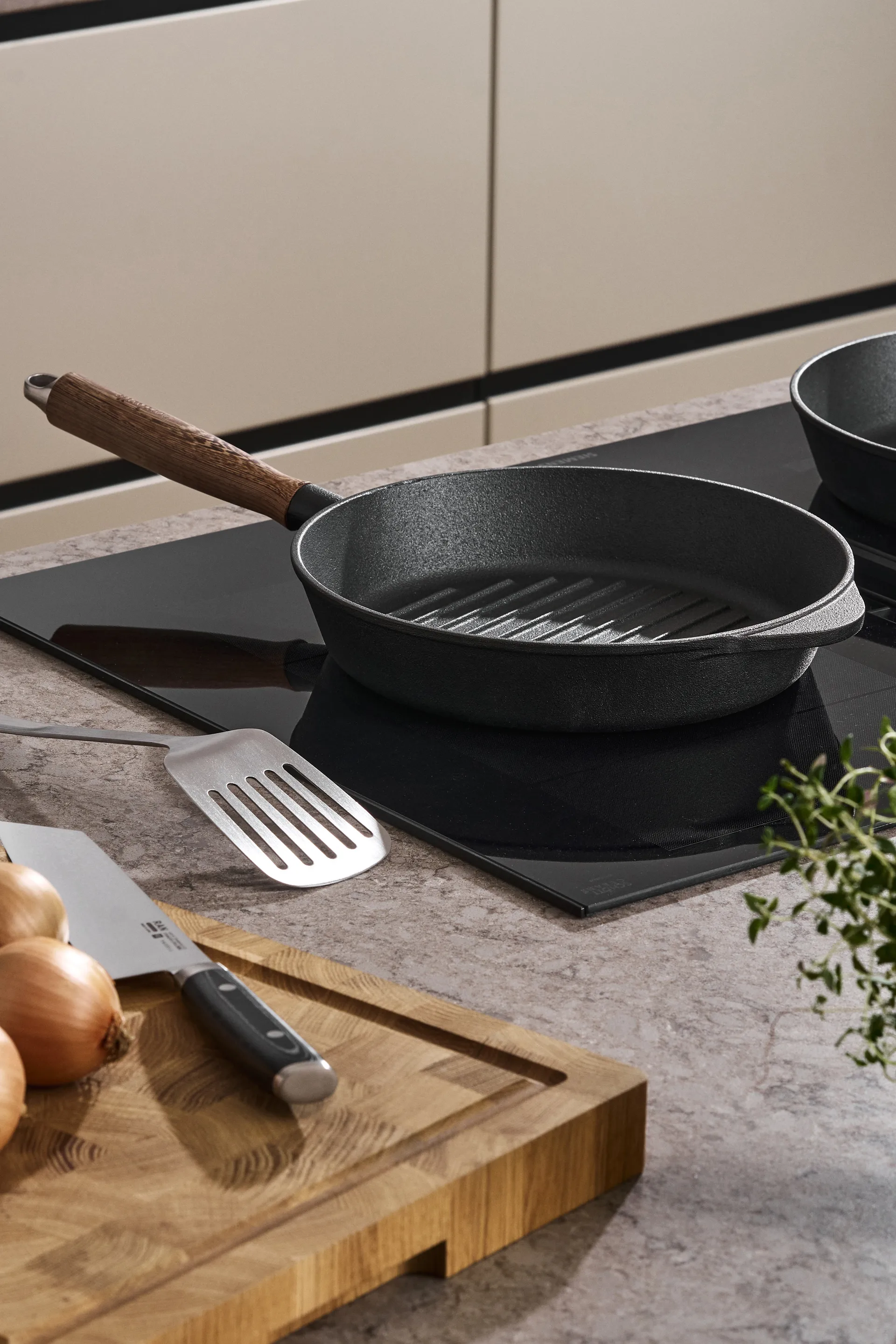 Nordwik τηγάνι ψησίματος από χυτοσίδηρο με ξύλινη λαβή, 28 εκ. Nordwik