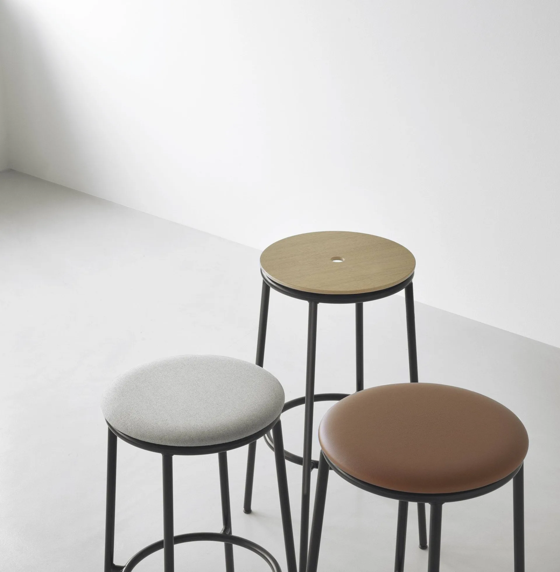 Ψηλό σκαμπό, Circa, 65 εκ, Μαύρο αλουμίνιο Normann Copenhagen