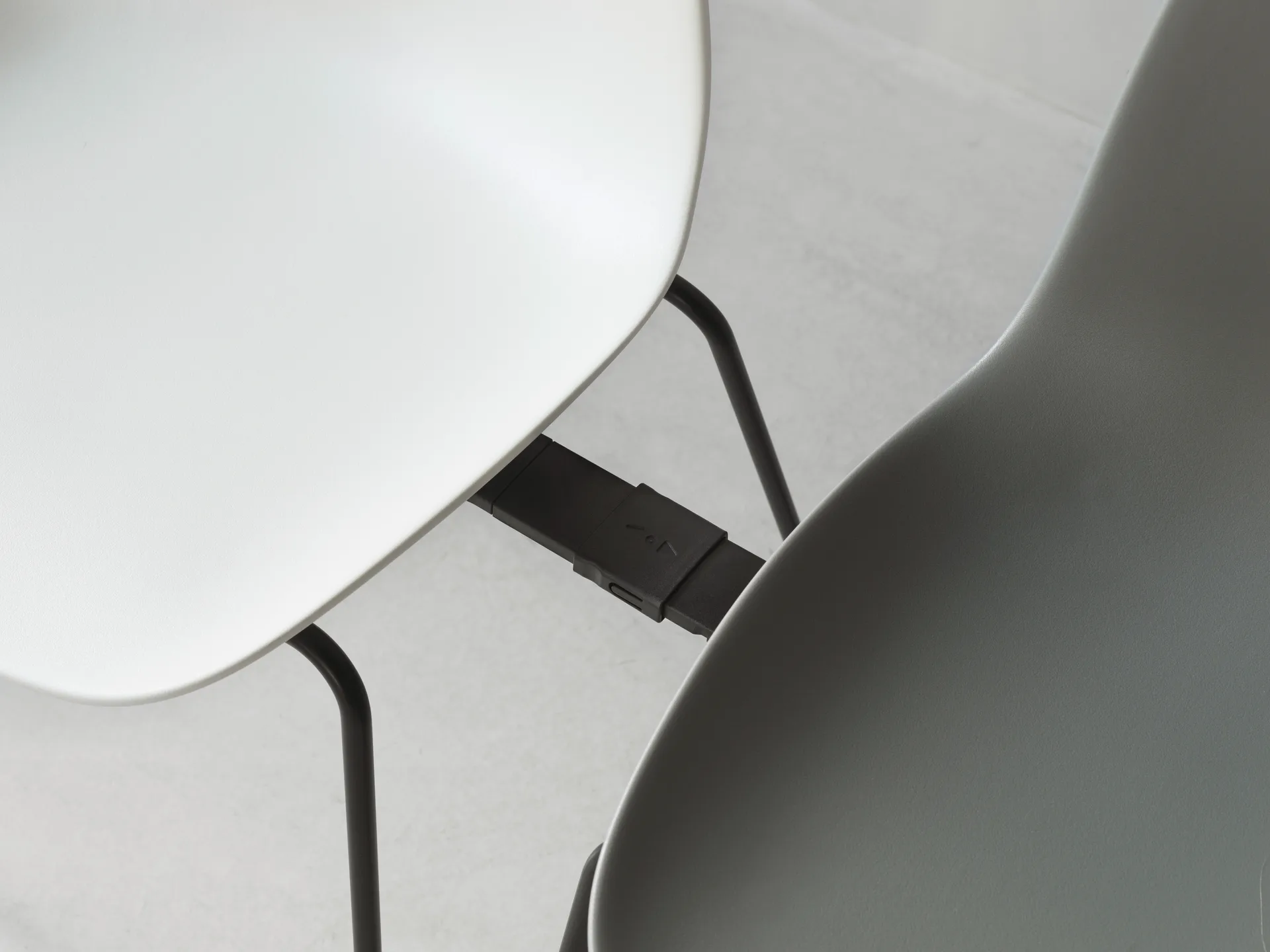 Form Chair στοιβαζόμενη καρέκλα με μαύρα πόδια 2 τεμαχίων, Λευκό,  Normann Copenhagen