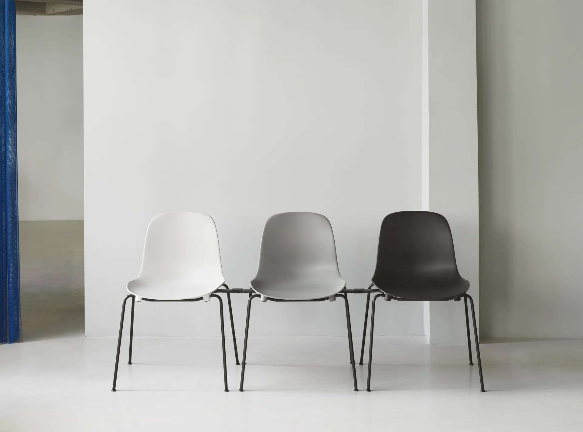 Form Chair στοιβαζόμενη καρέκλα με μαύρα πόδια 2 τεμαχίων, Λευκό,  Normann Copenhagen