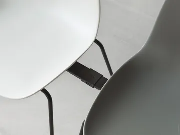 Form Chair στοιβαζόμενη καρέκλα με μαύρα πόδια 2 τεμαχίων, Γκρί - Normann Copenhagen