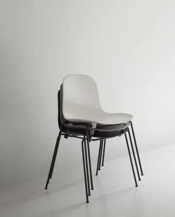 Form Chair στοιβαζόμενη καρέκλα με μαύρα πόδια 2 τεμαχίων, Μάυρο - Normann Copenhagen