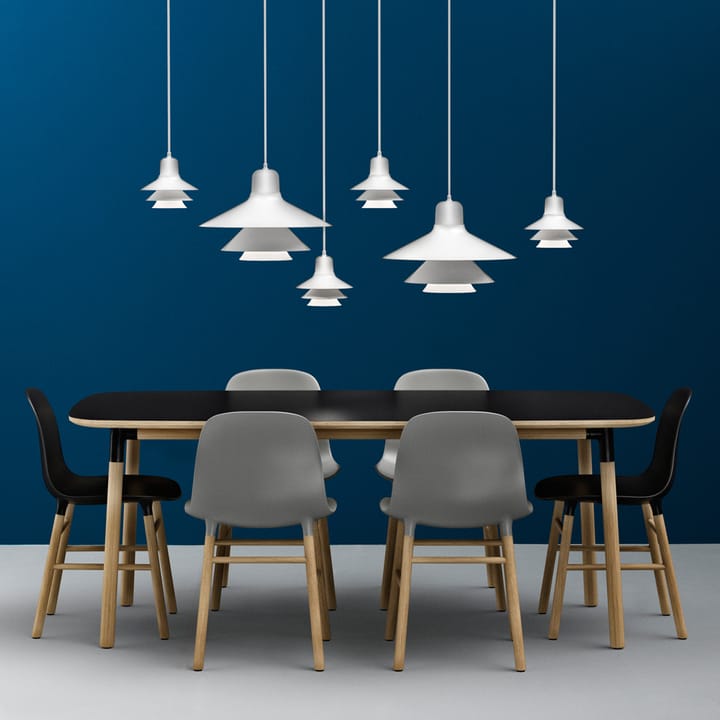 Καρέκλα Form, κόκκινο, πόδια δρυός Normann Copenhagen