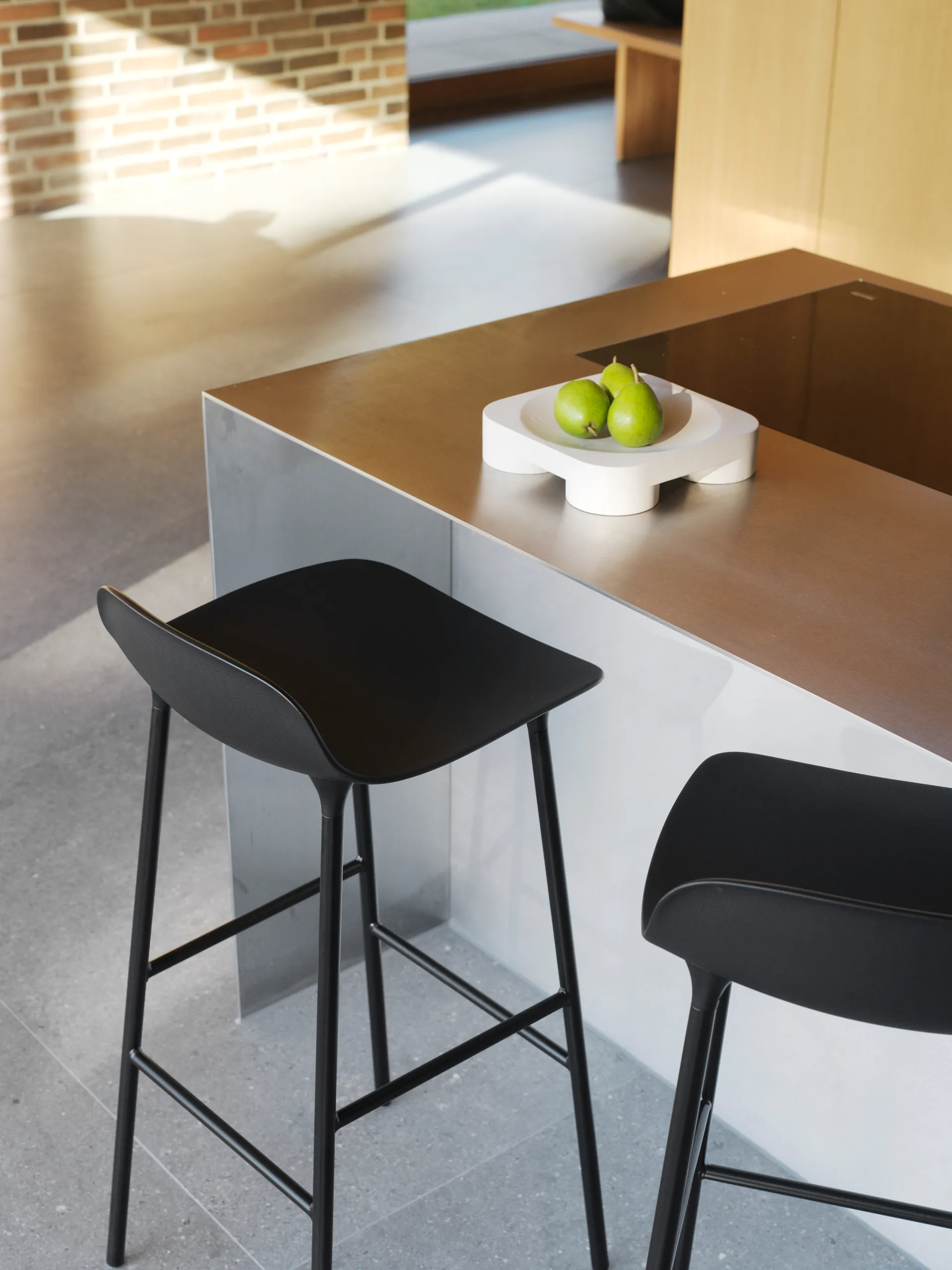 Form σκαμπό με μεταλλικά πόδια, Μαύρο Normann Copenhagen