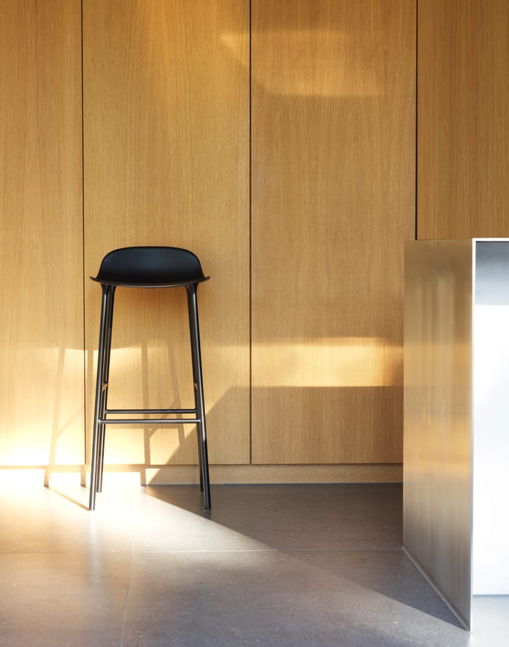 Form σκαμπό με μεταλλικά πόδια, Μαύρο Normann Copenhagen