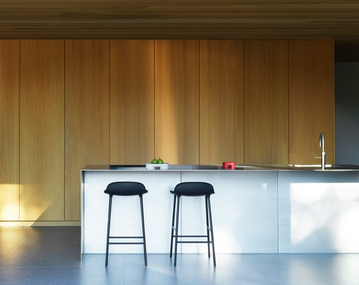 Form σκαμπό με μεταλλικά πόδια, Μαύρο Normann Copenhagen