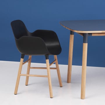 Πολυθρόνα Form  - μαύρο, πόδια καρυδιάς - Normann Copenhagen