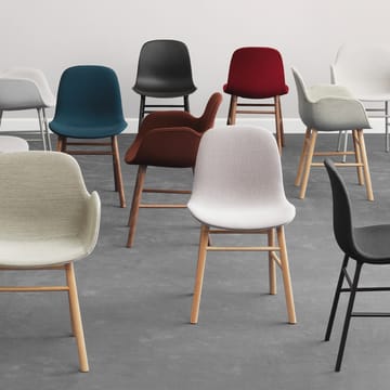 Καρέκλα Form - κόκκινο, πόδια δρυός - Normann Copenhagen