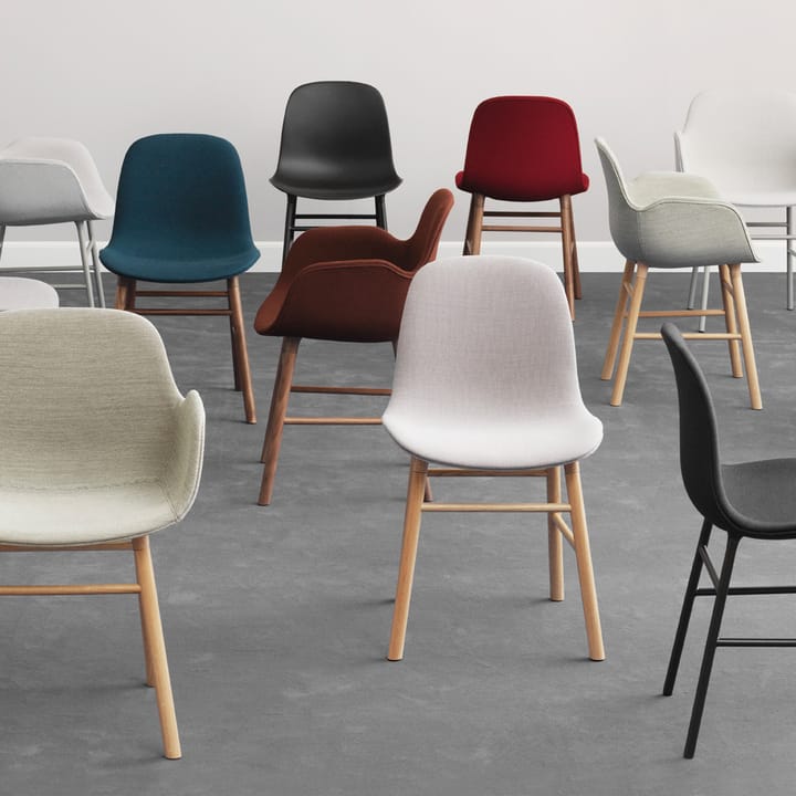 Καρέκλα Form, κόκκινο, πόδια δρυός Normann Copenhagen