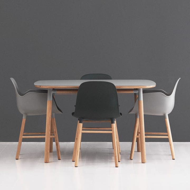 Πολυθρόνα Form , μαύρο, πόδια καρυδιάς Normann Copenhagen