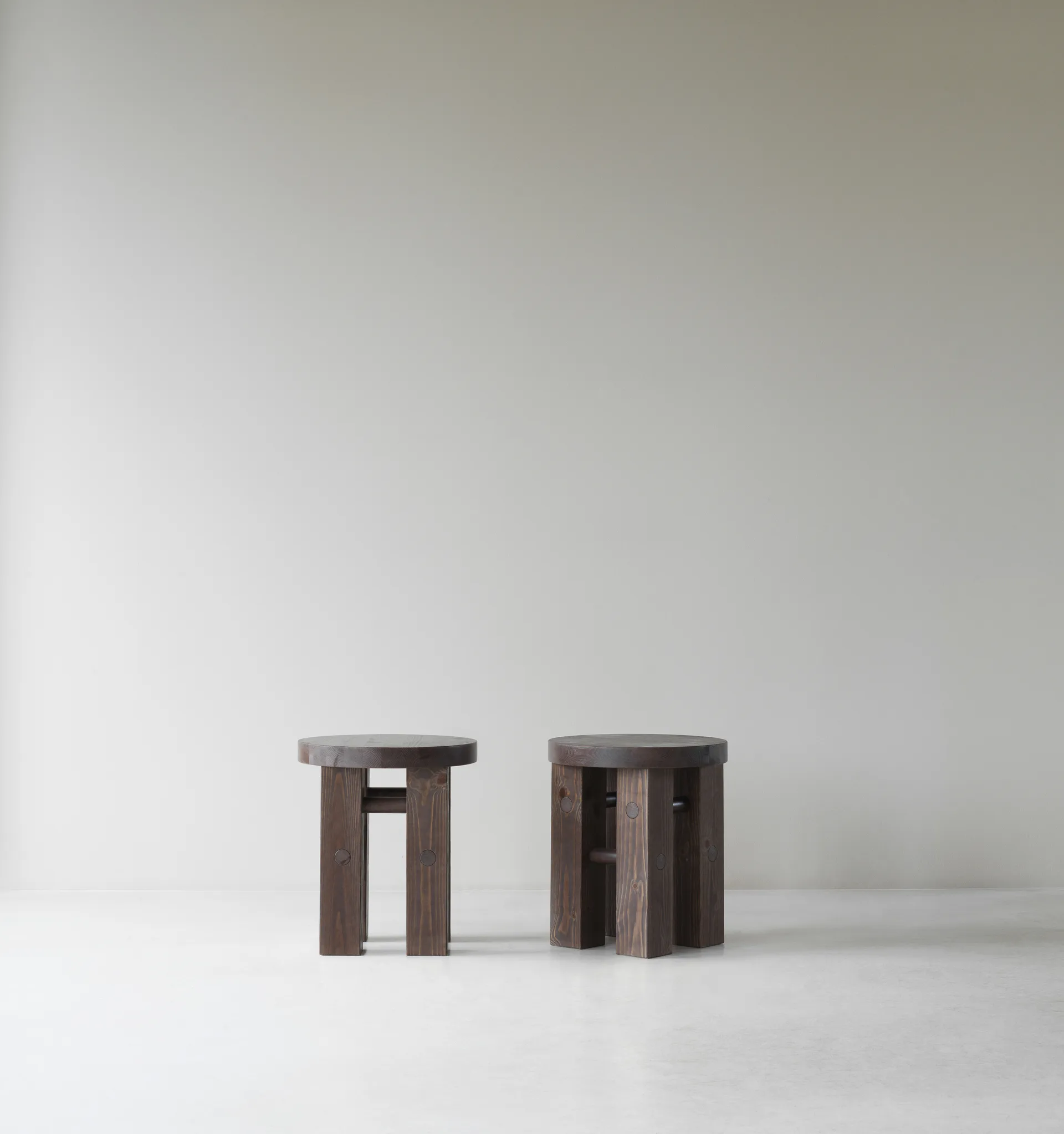 Fyr στρογγυλό σκαμπό 45 cm, Dark brown, Ø40x45 cm Normann Copenhagen