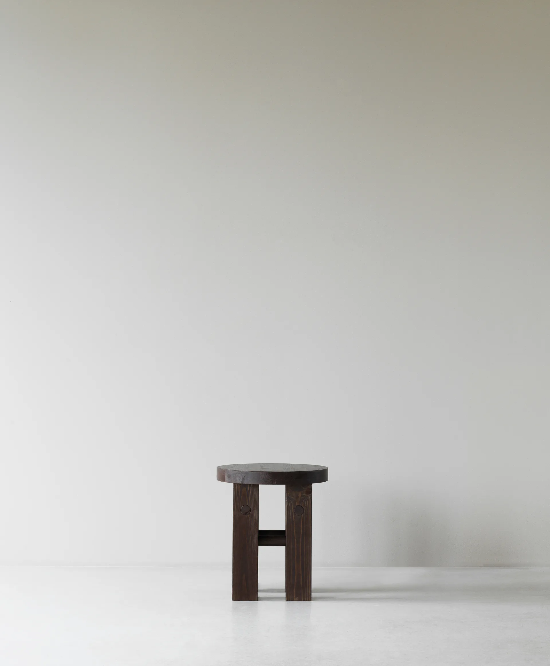 Fyr στρογγυλό σκαμπό 45 cm, Dark brown, Ø40x45 cm Normann Copenhagen