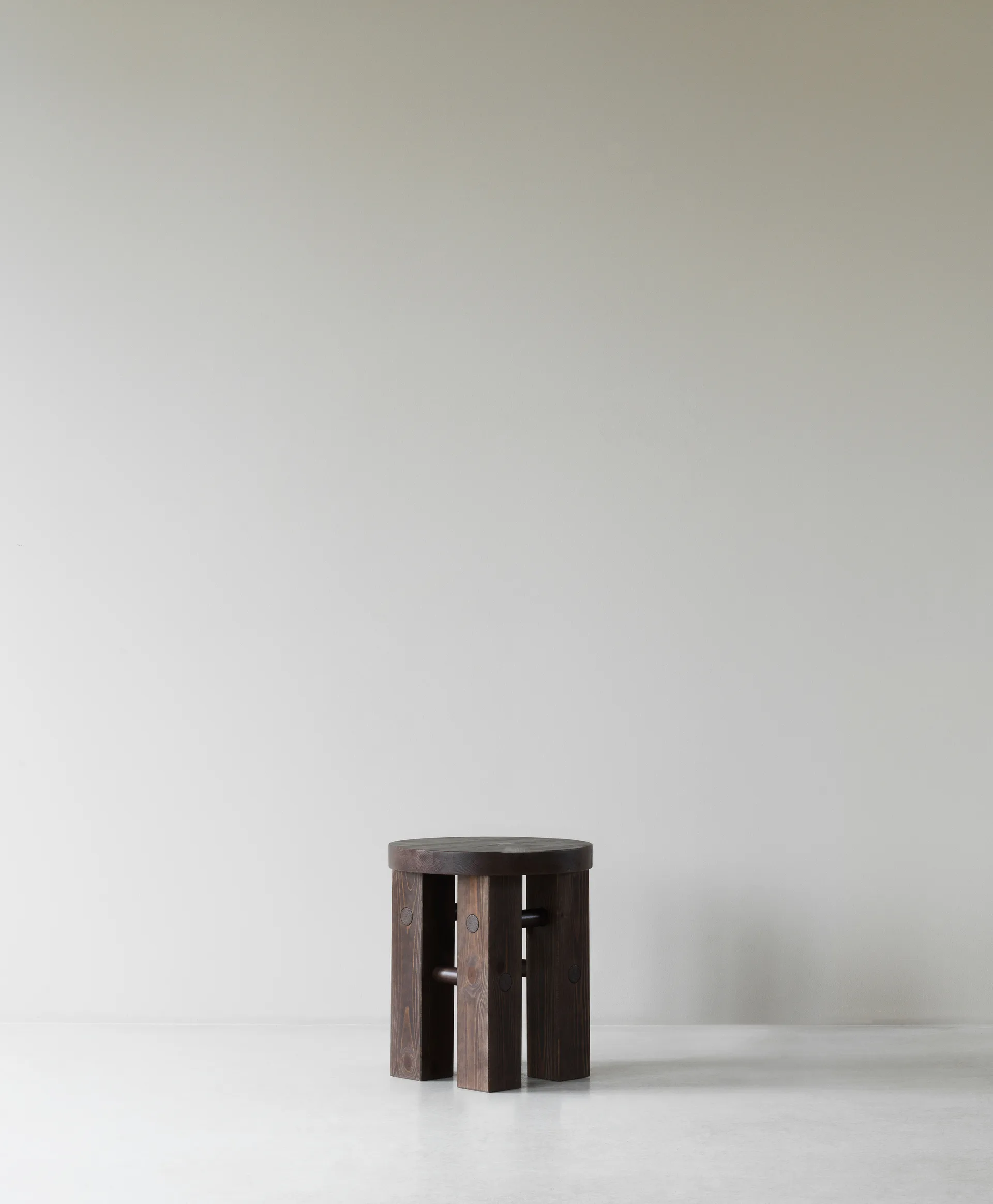 Fyr στρογγυλό σκαμπό 45 cm, Dark brown, Ø40x45 cm Normann Copenhagen