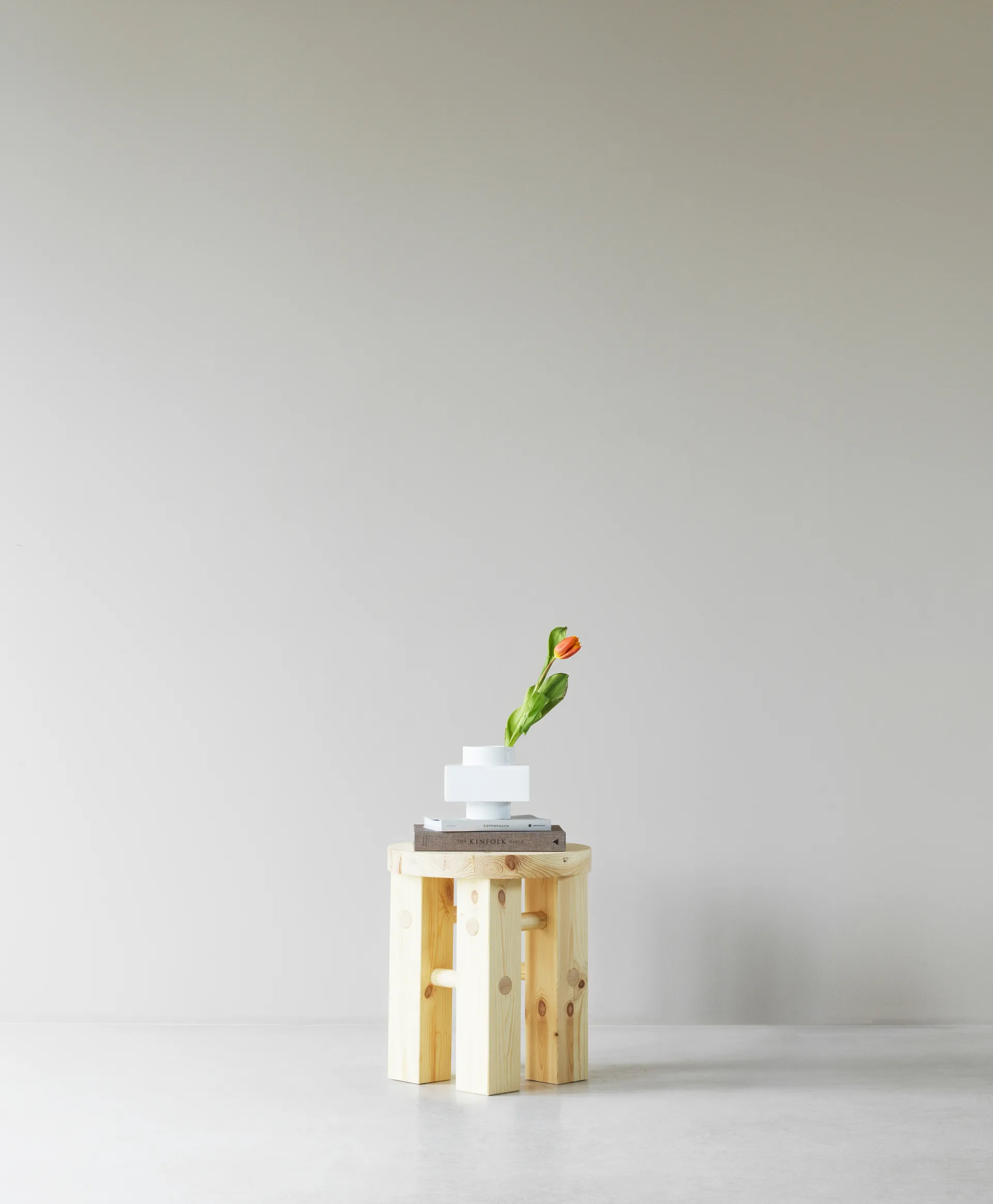 Fyr στρογγυλό σκαμπό 45 cm, Pine, Ø40x45 cm Normann Copenhagen